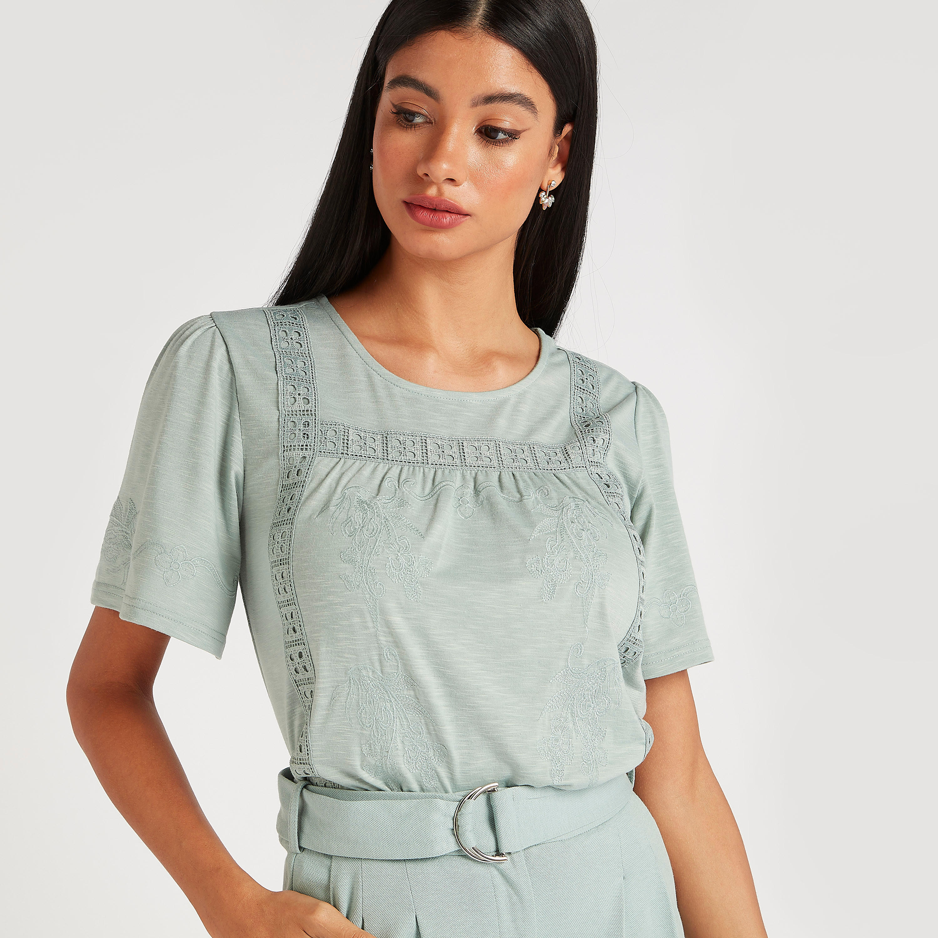 بلوزة مطرزة بياقة مستديرة وأكمام قصيرة-women-clothing-shirtsandblouses-blouses-image-2