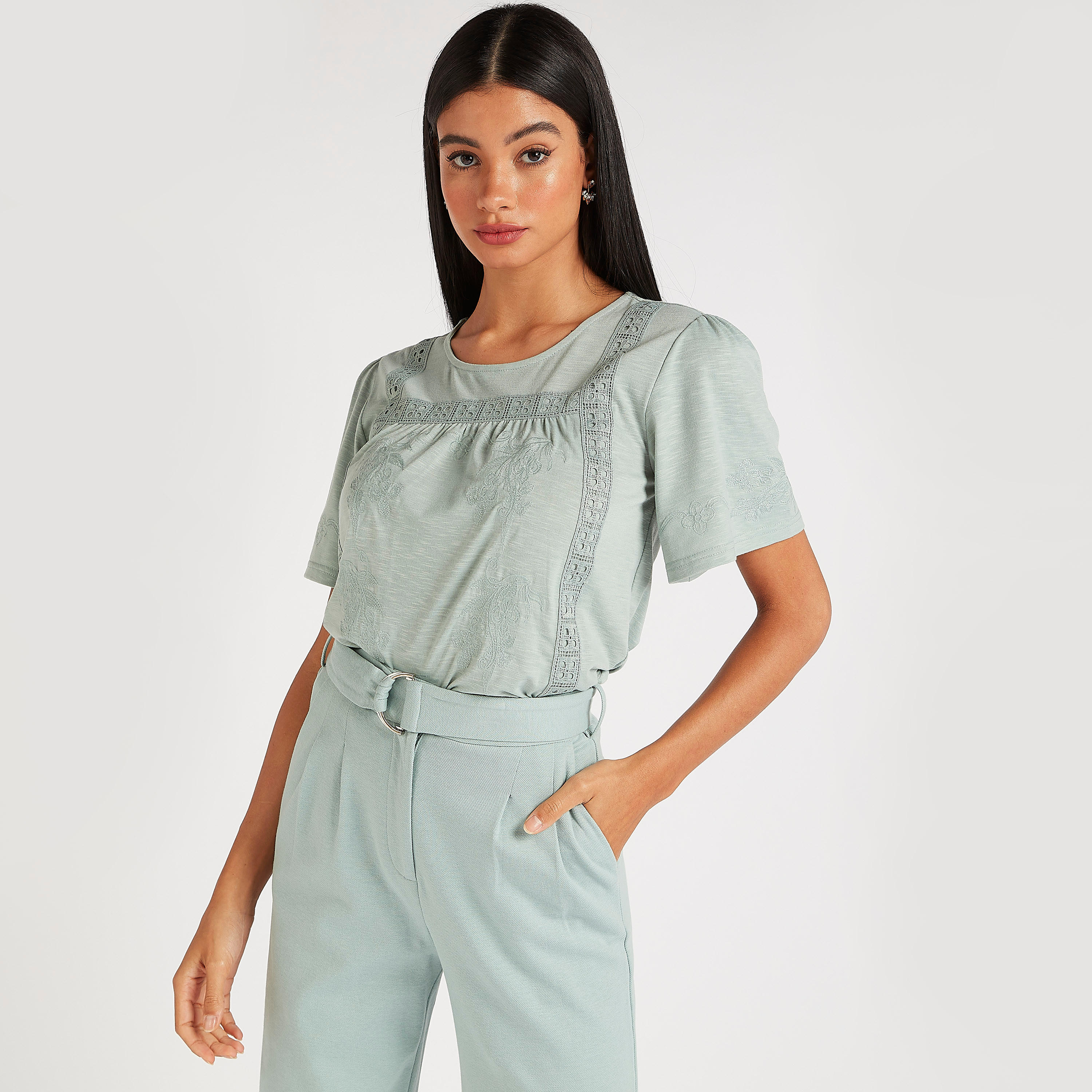 بلوزة مطرزة بياقة مستديرة وأكمام قصيرة-women-clothing-shirtsandblouses-blouses-image-1
