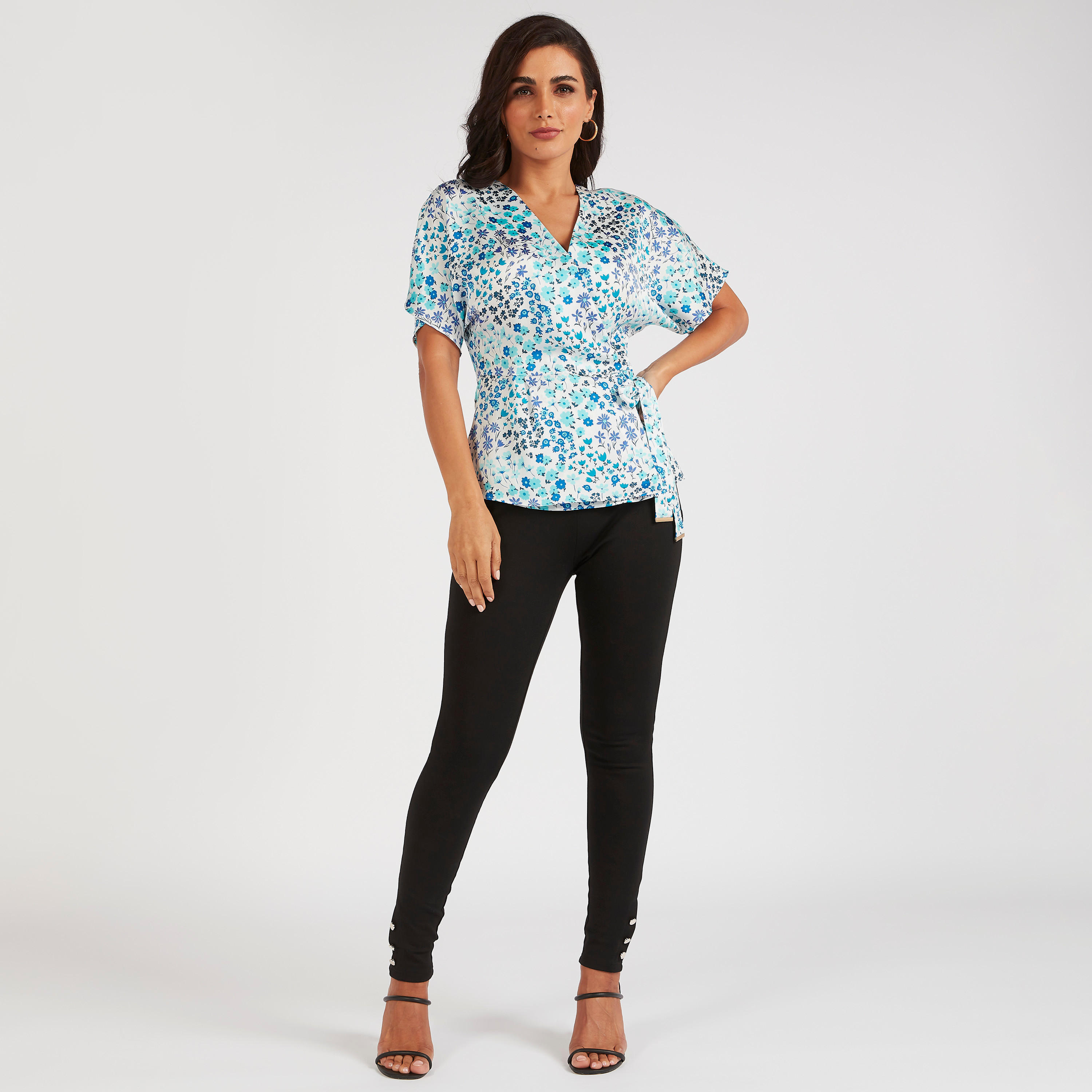 بلوزة ملفوفة بأكمام قصيرة وطبعات أزهار من آيكونيك-women-clothing-shirtsandblouses-blouses-image-2