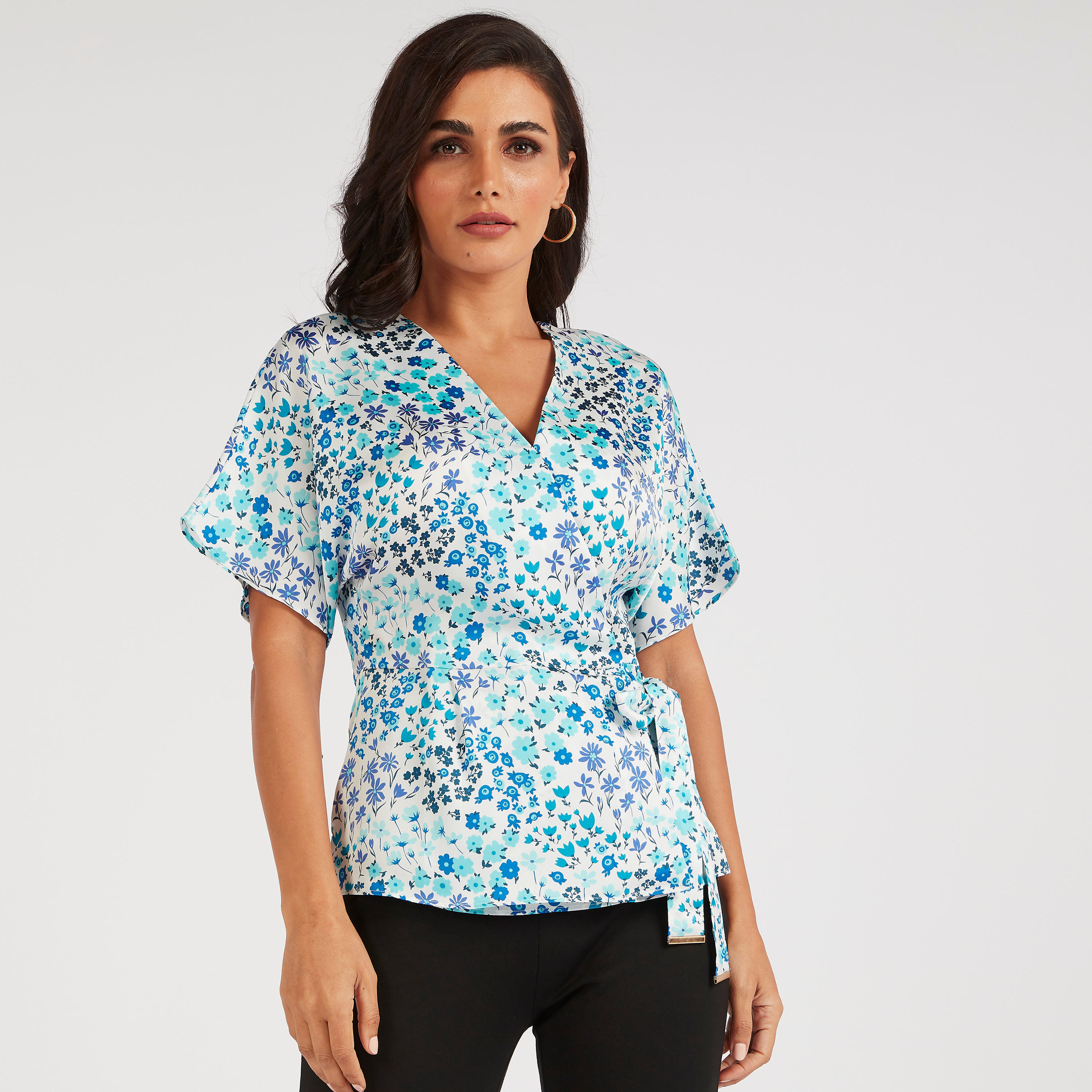 بلوزة ملفوفة بأكمام قصيرة وطبعات أزهار من آيكونيك-women-clothing-shirtsandblouses-blouses-image-5