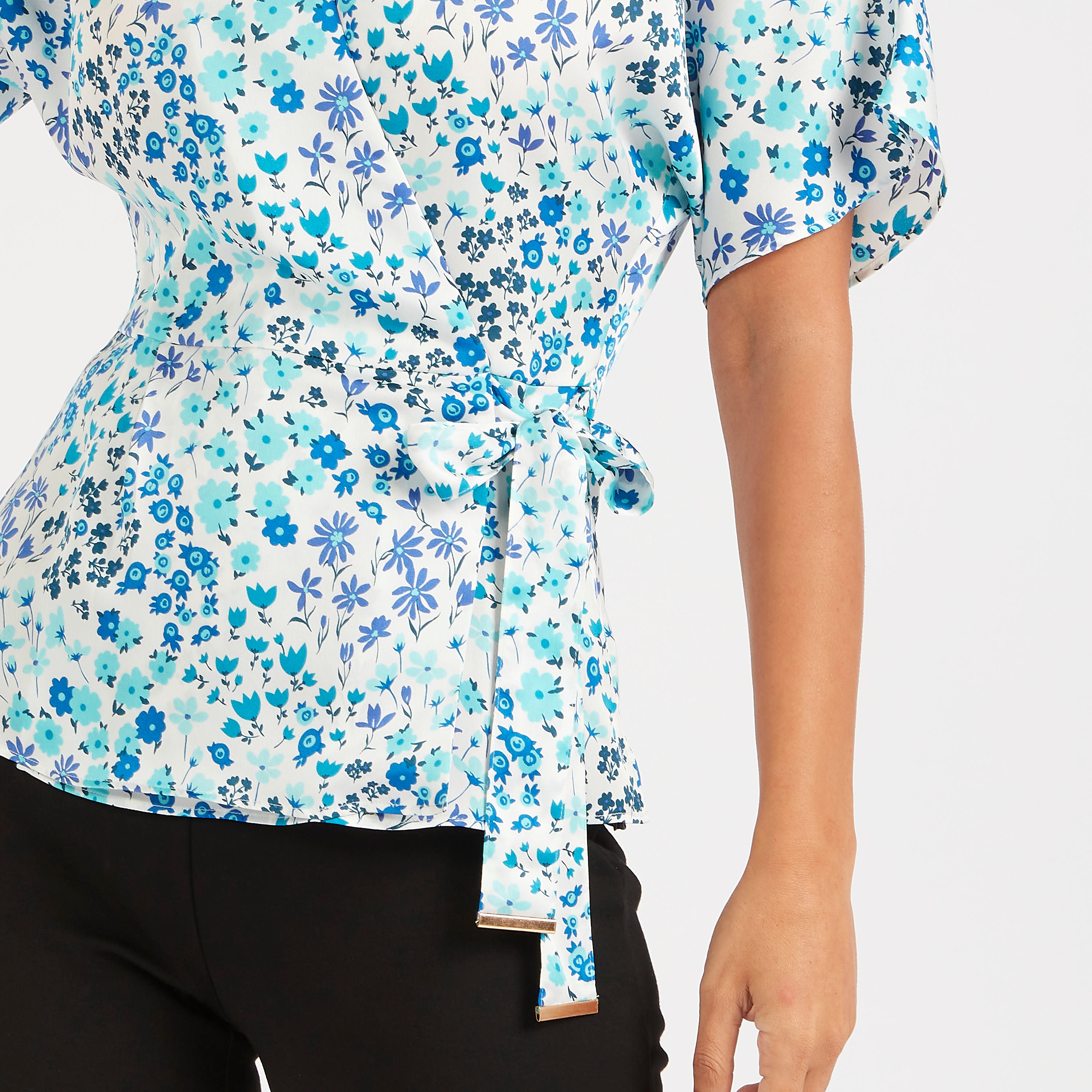 بلوزة ملفوفة بأكمام قصيرة وطبعات أزهار من آيكونيك-women-clothing-shirtsandblouses-blouses-image-6