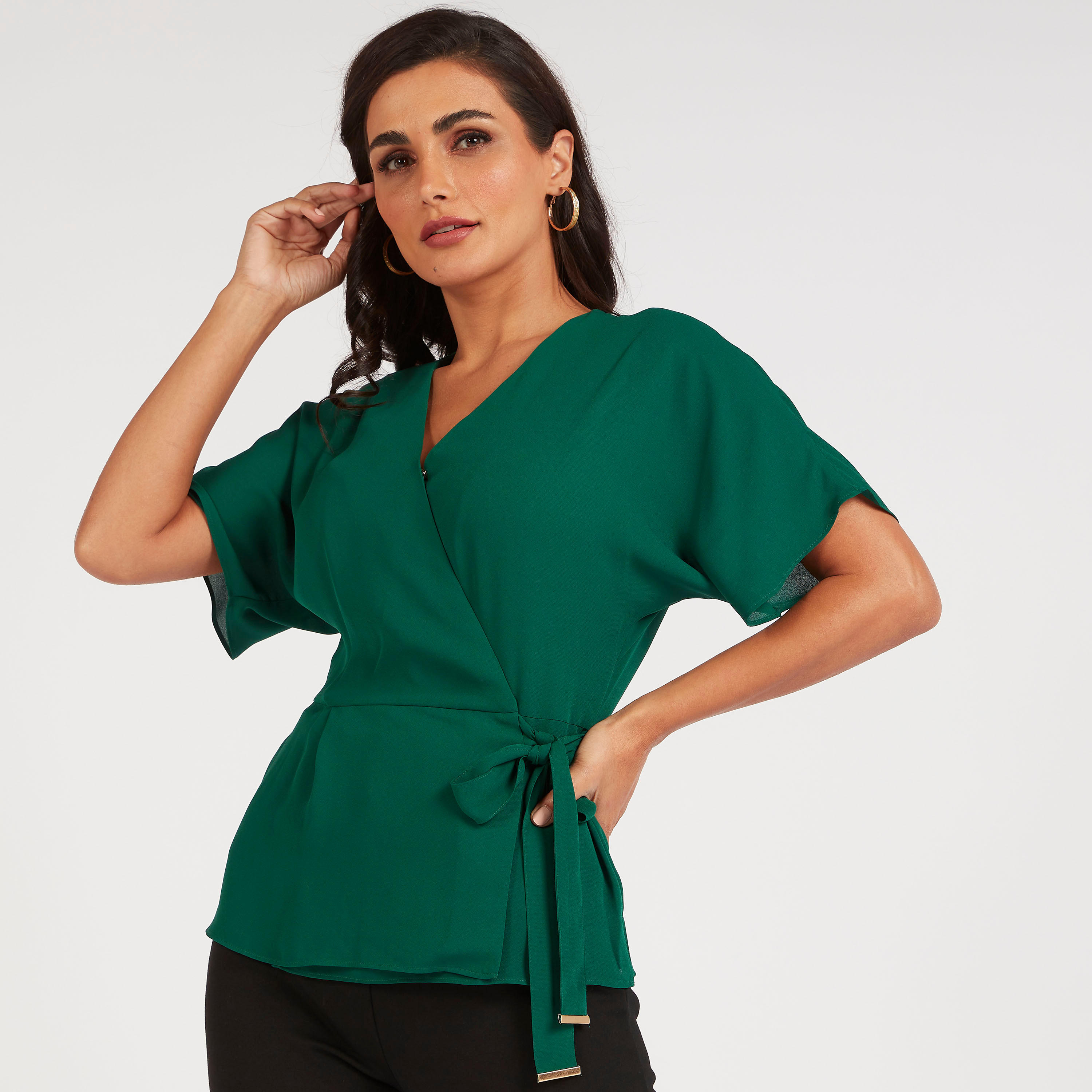 بلوزة سادة بكشكشة على الخصر وحزام وأكمام واسعة وياقة v من آيكونيك-women-clothing-shirtsandblouses-blouses-image-1