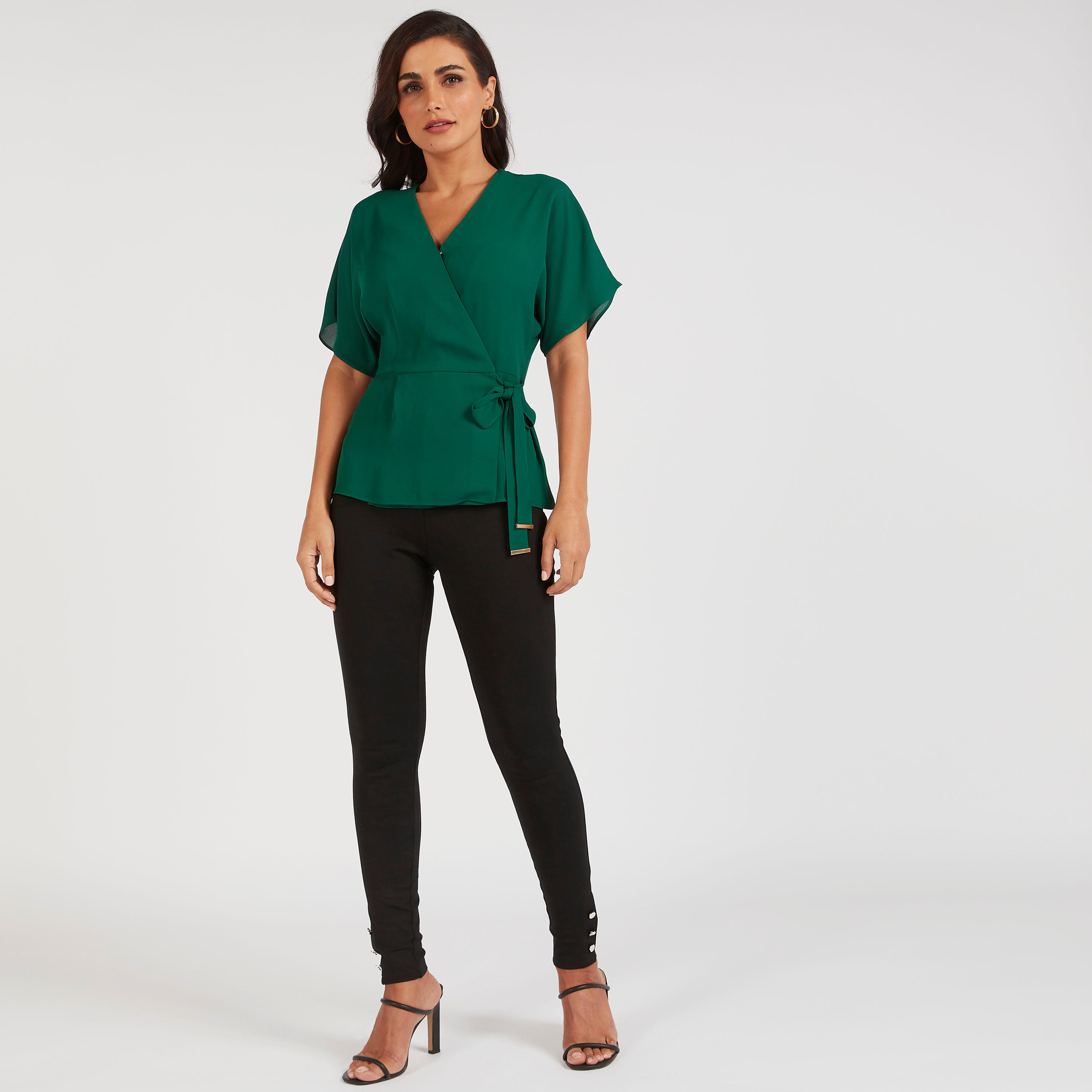 بلوزة سادة بكشكشة على الخصر وحزام وأكمام واسعة وياقة v من آيكونيك-women-clothing-shirtsandblouses-blouses-image-2