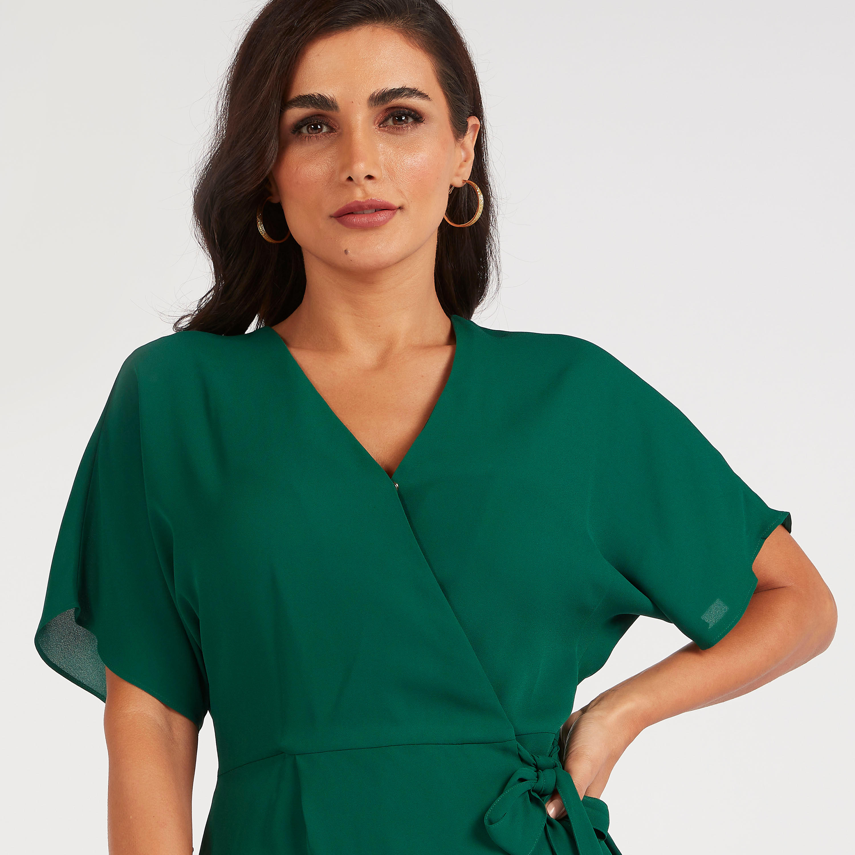 بلوزة سادة بكشكشة على الخصر وحزام وأكمام واسعة وياقة v من آيكونيك-women-clothing-shirtsandblouses-blouses-image-3