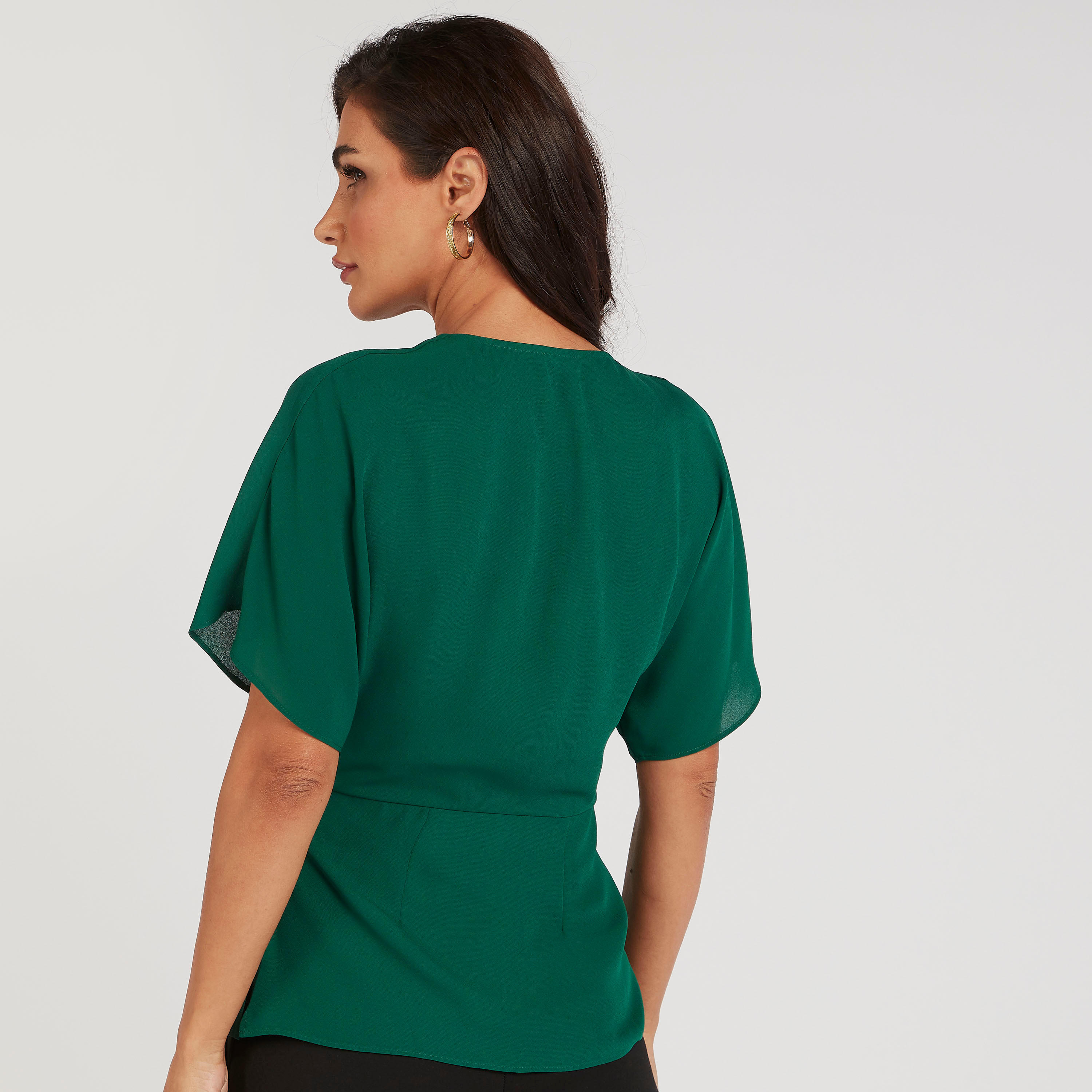 بلوزة سادة بكشكشة على الخصر وحزام وأكمام واسعة وياقة v من آيكونيك-women-clothing-shirtsandblouses-blouses-image-4