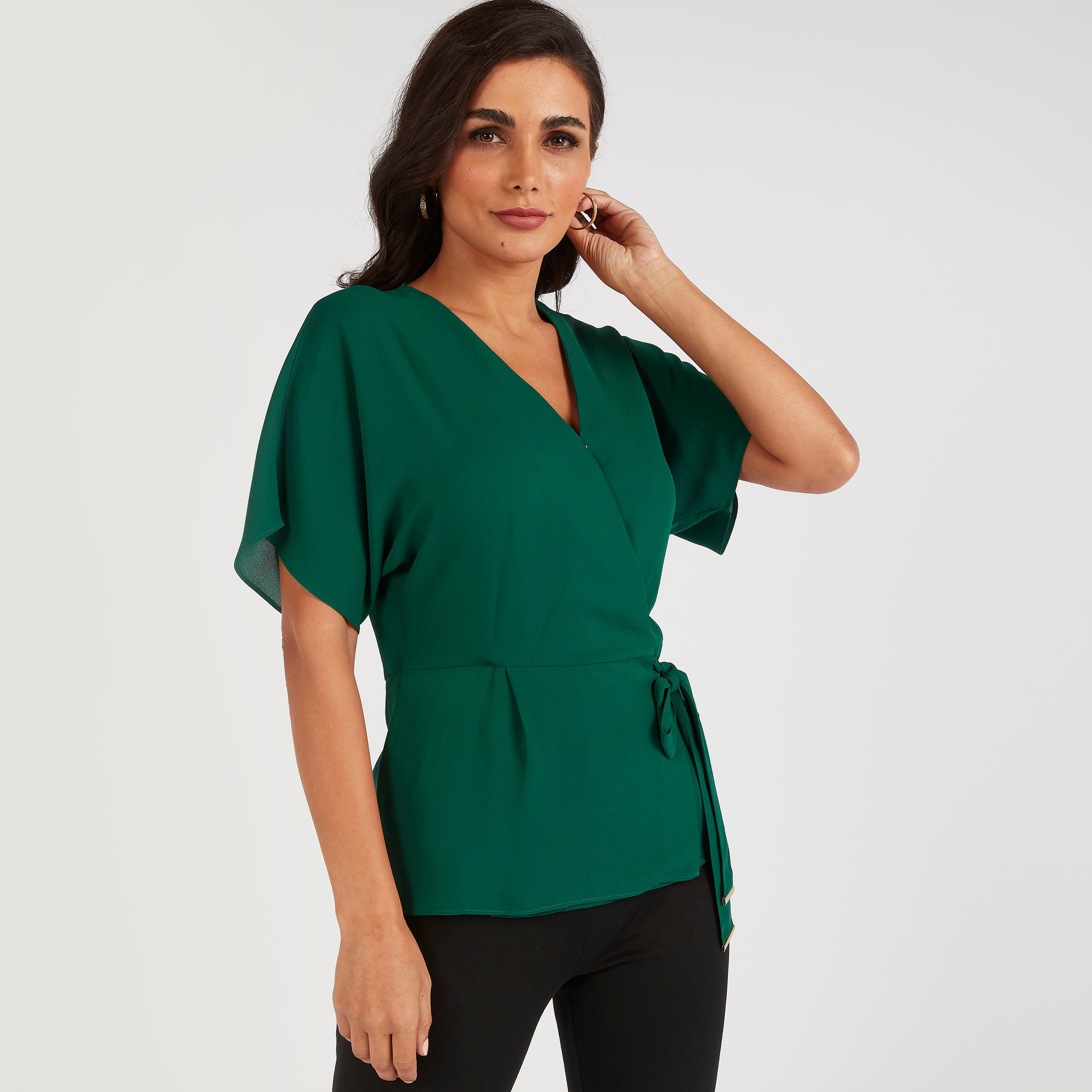 بلوزة سادة بكشكشة على الخصر وحزام وأكمام واسعة وياقة v من آيكونيك-women-clothing-shirtsandblouses-blouses-image-6