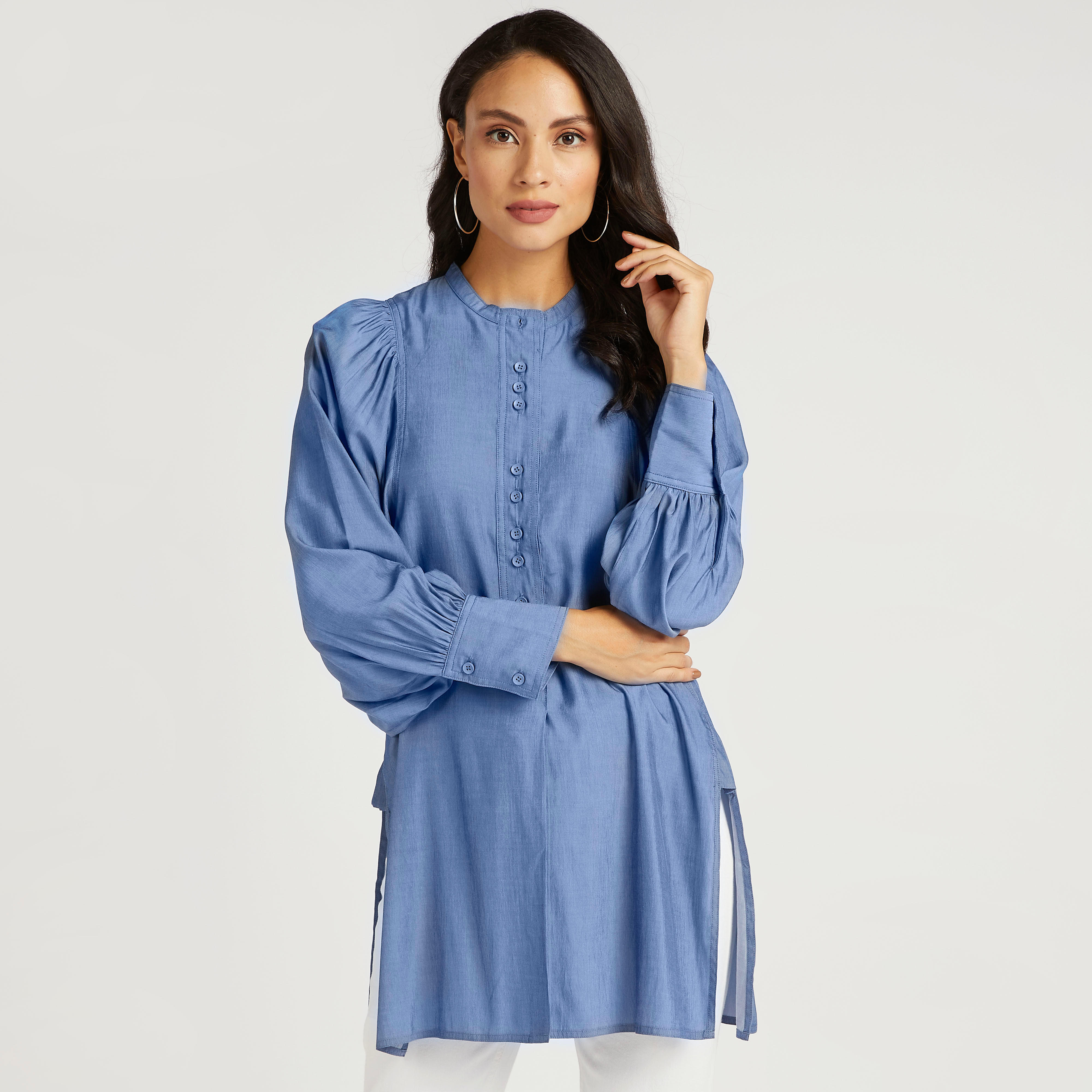 بلوزة شامبراي بياقة ماندرين وفتحات جانبية وأكمام منفوخة من آيكونيك-women-clothing-shirtsandblouses-blouses-image-1