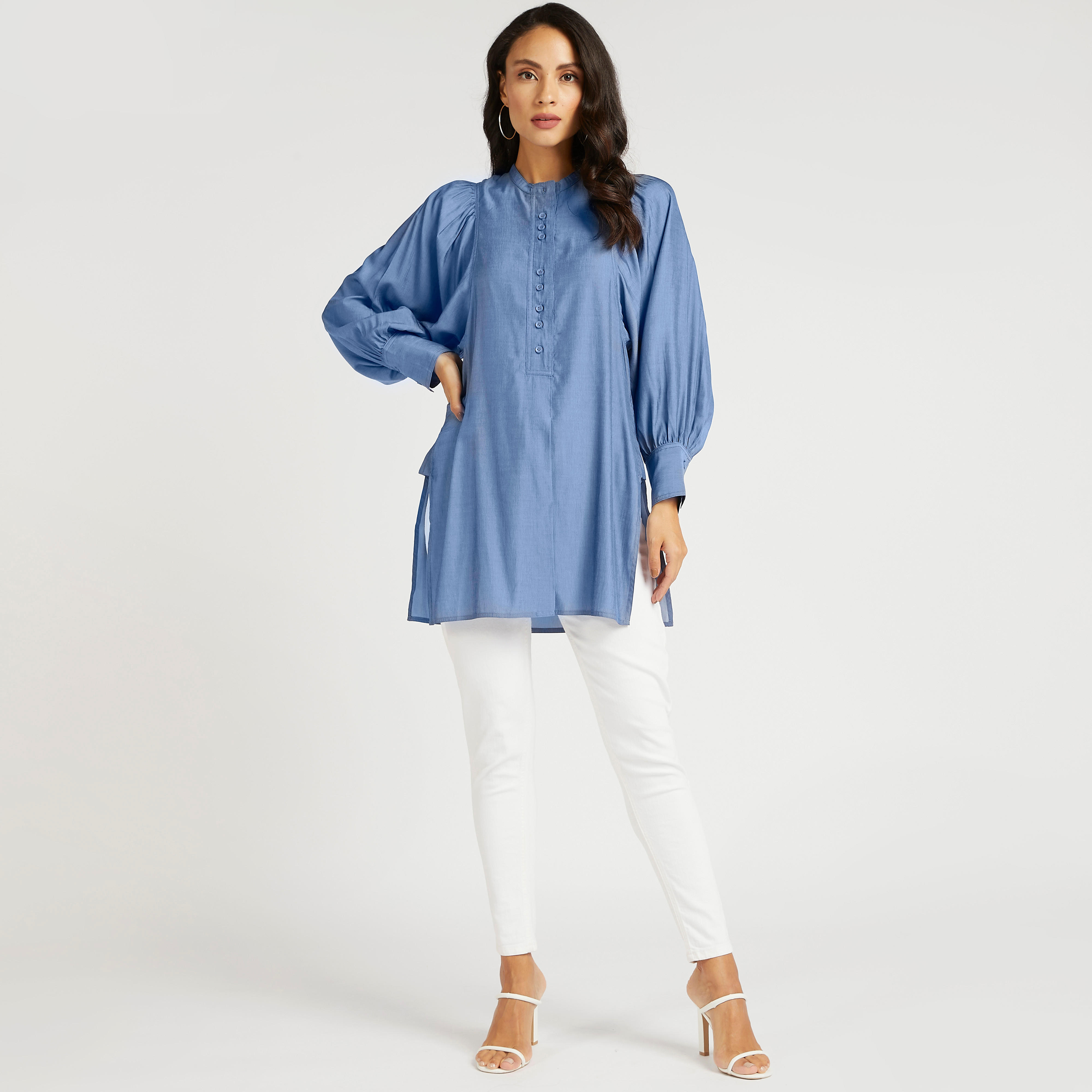 بلوزة شامبراي بياقة ماندرين وفتحات جانبية وأكمام منفوخة من آيكونيك-women-clothing-shirtsandblouses-blouses-image-2