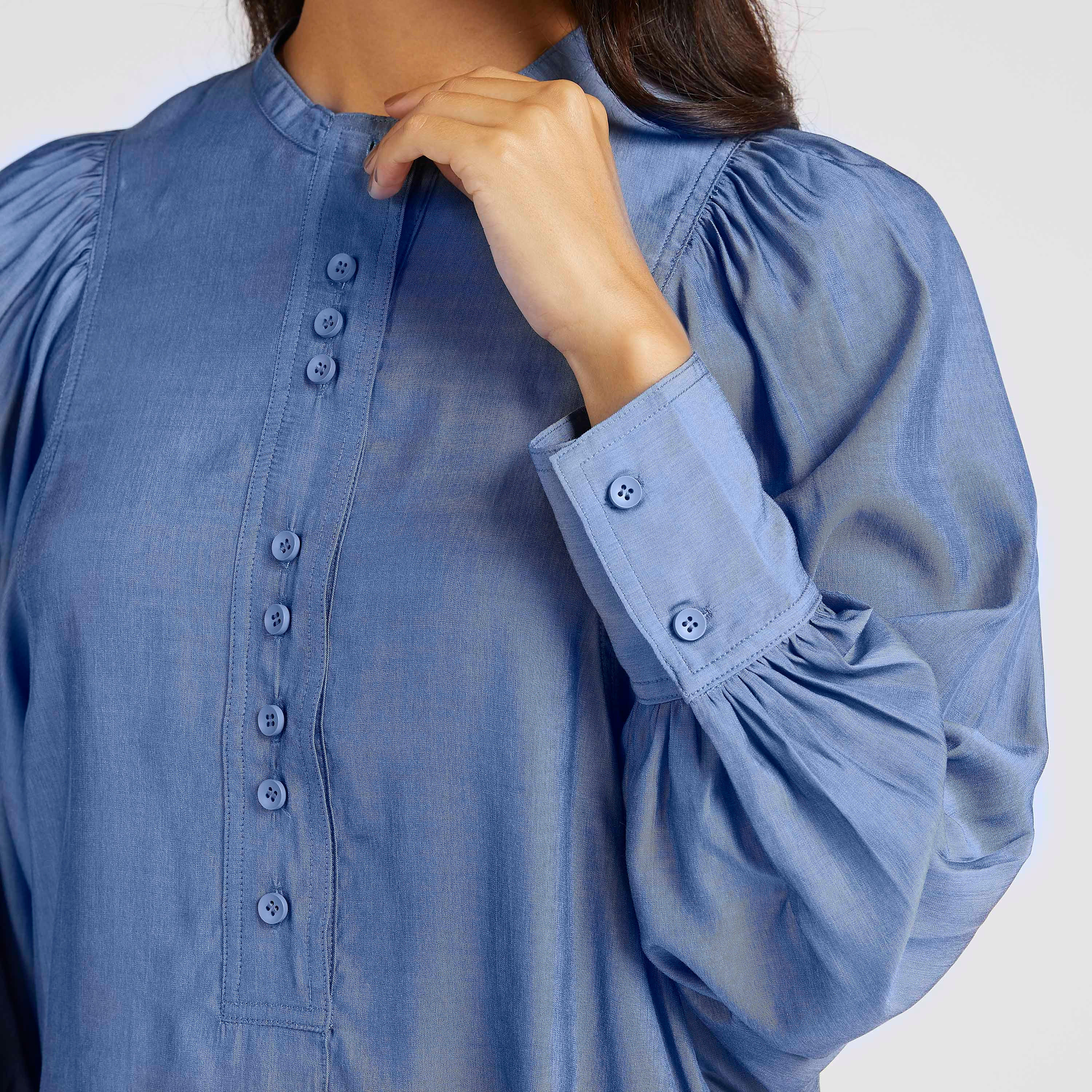 بلوزة شامبراي بياقة ماندرين وفتحات جانبية وأكمام منفوخة من آيكونيك-women-clothing-shirtsandblouses-blouses-image-3