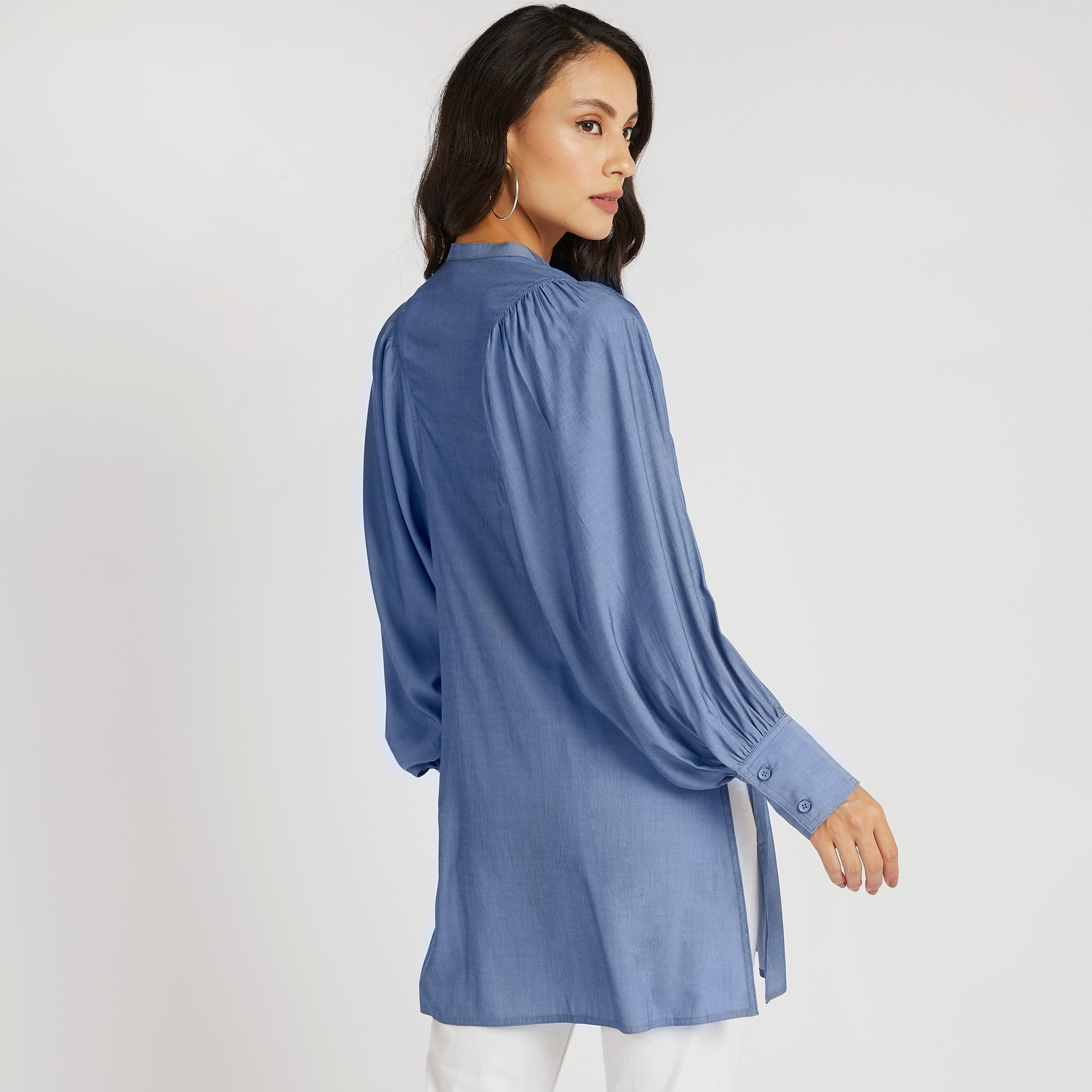 بلوزة شامبراي بياقة ماندرين وفتحات جانبية وأكمام منفوخة من آيكونيك-women-clothing-shirtsandblouses-blouses-image-4