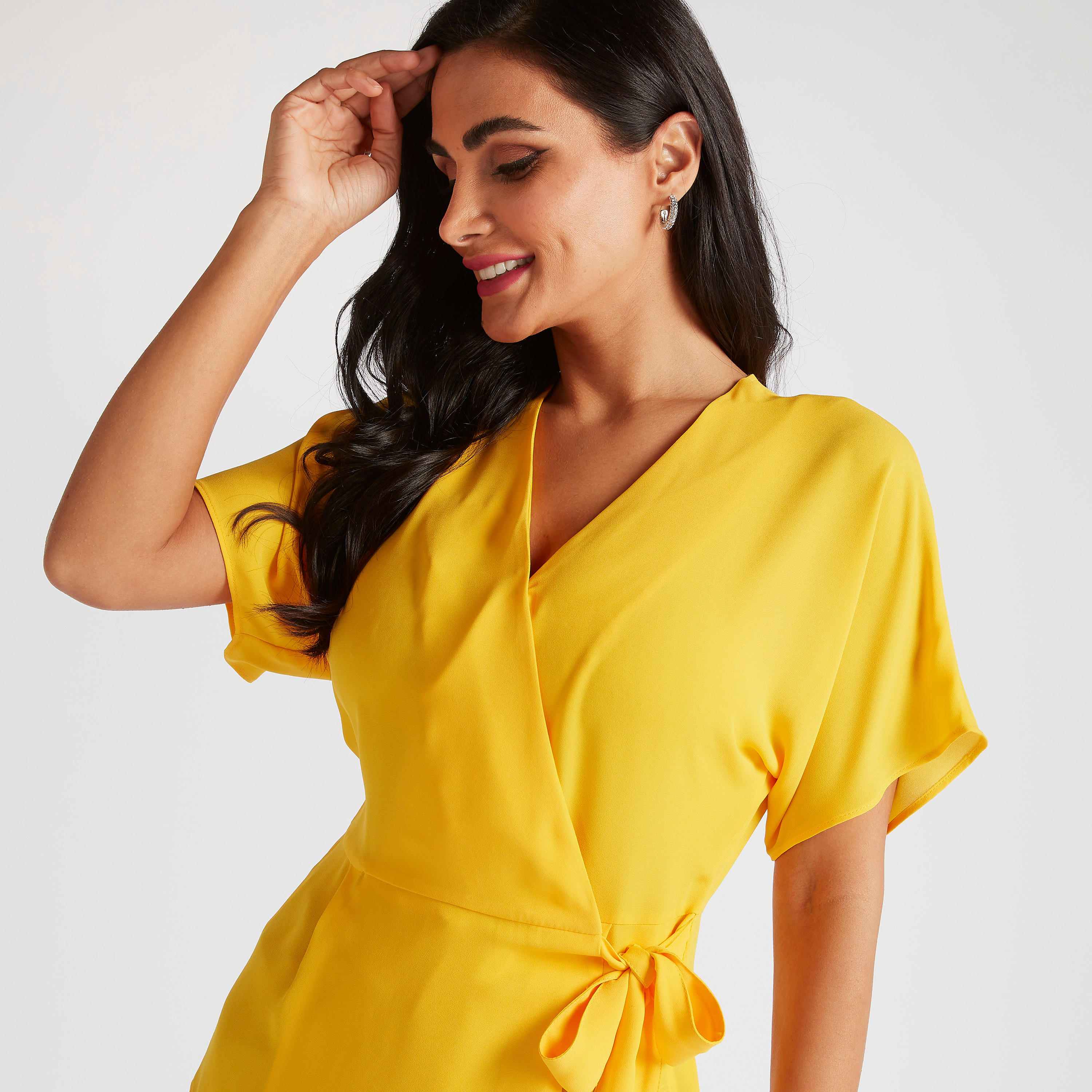 بلوزة ملفوفة سادة بياقة V وأكمام قصيرة وحزام ربط-women-clothing-shirtsandblouses-blouses-image-1