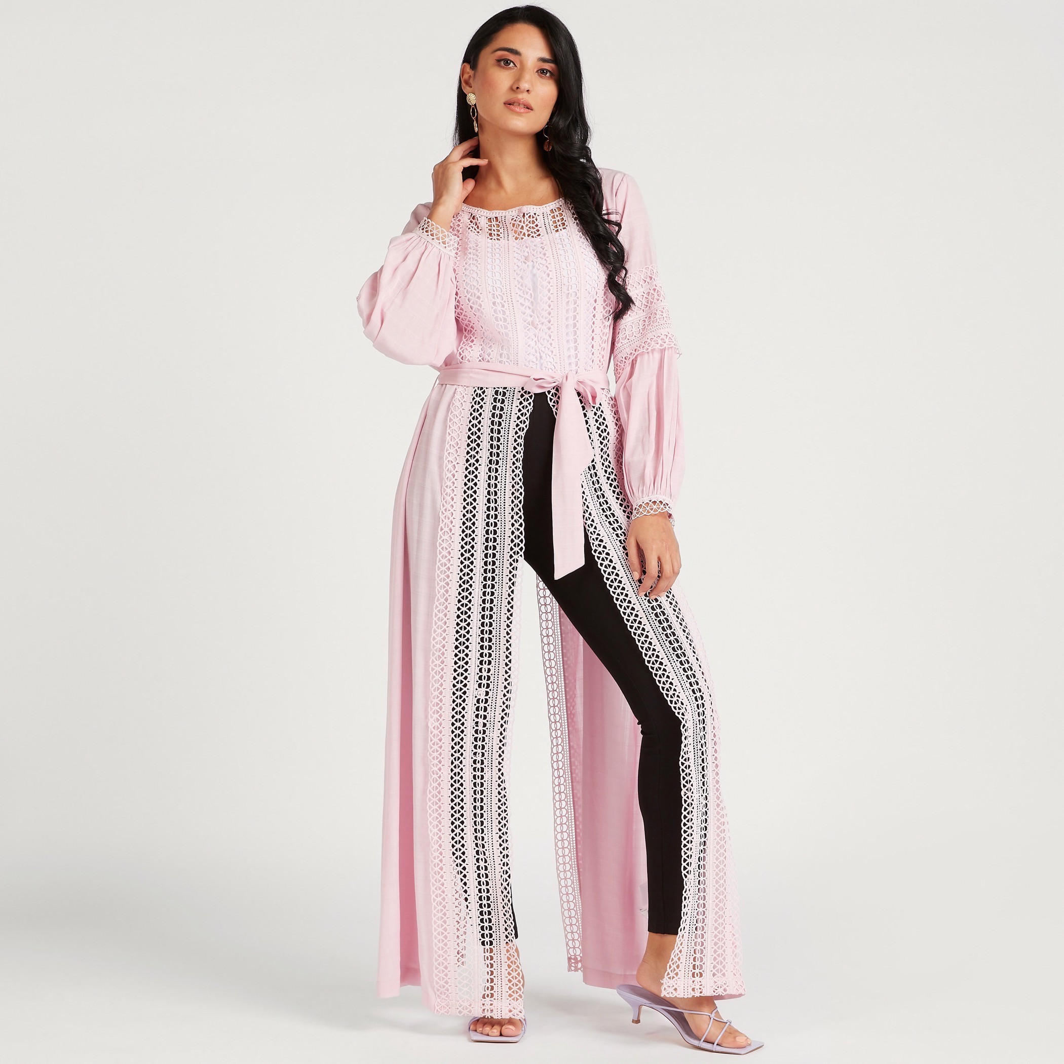 سترة طويلة بأكمام طويلة وحزام رباط وزينة دانتيل من آيكونيك-women-clothing-shirtsandblouses-blouses-image-1