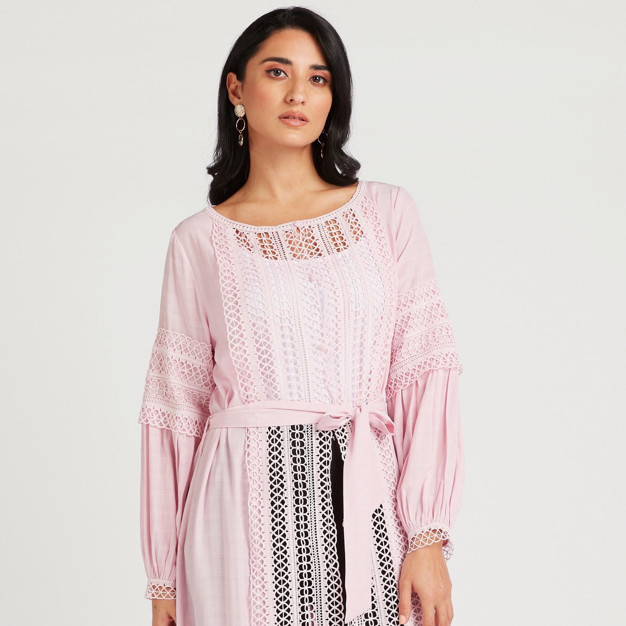سترة طويلة بأكمام طويلة وحزام رباط وزينة دانتيل من آيكونيك-women-clothing-shirtsandblouses-blouses-image-6