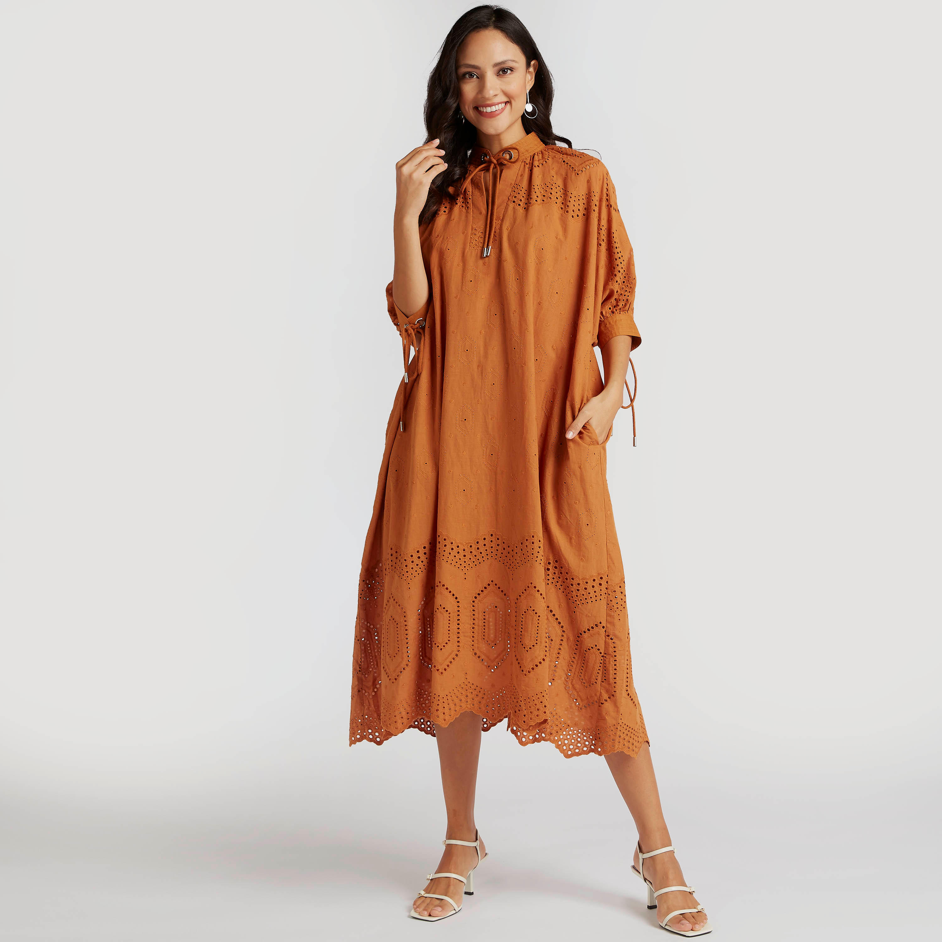 فستان ميدي مطرّز بجيوب وأربطة من آيكونيك-women-clothing-dresses-image-1