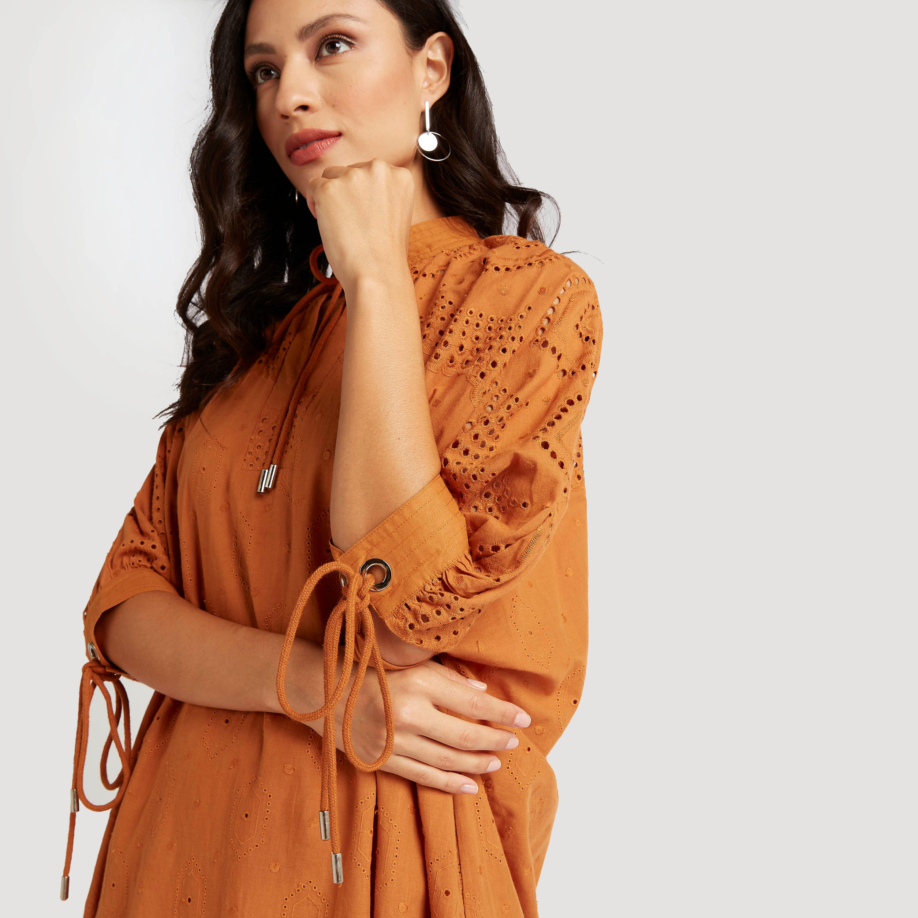 فستان ميدي مطرّز بجيوب وأربطة من آيكونيك-women-clothing-dresses-image-5