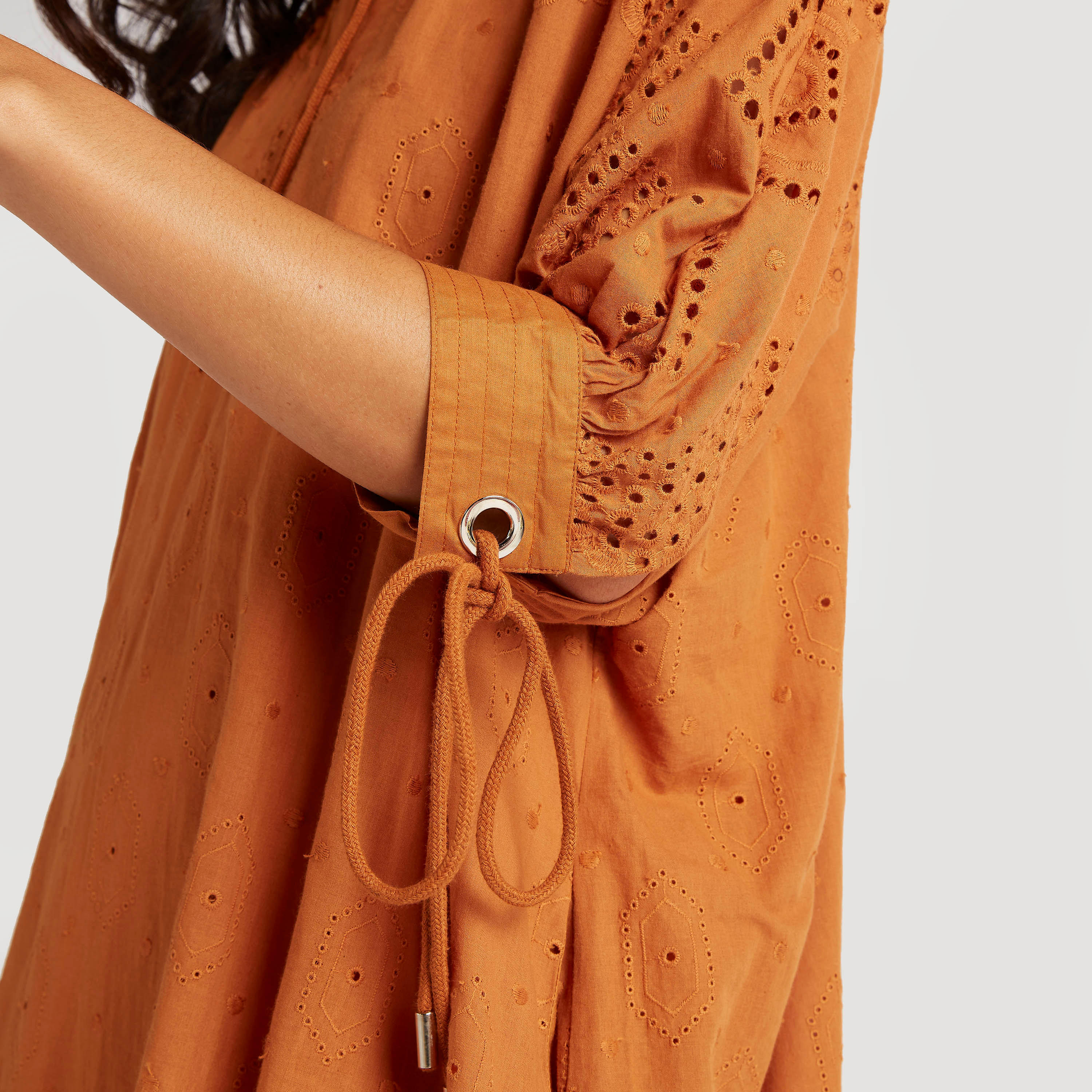 فستان ميدي مطرّز بجيوب وأربطة من آيكونيك-women-clothing-dresses-image-7