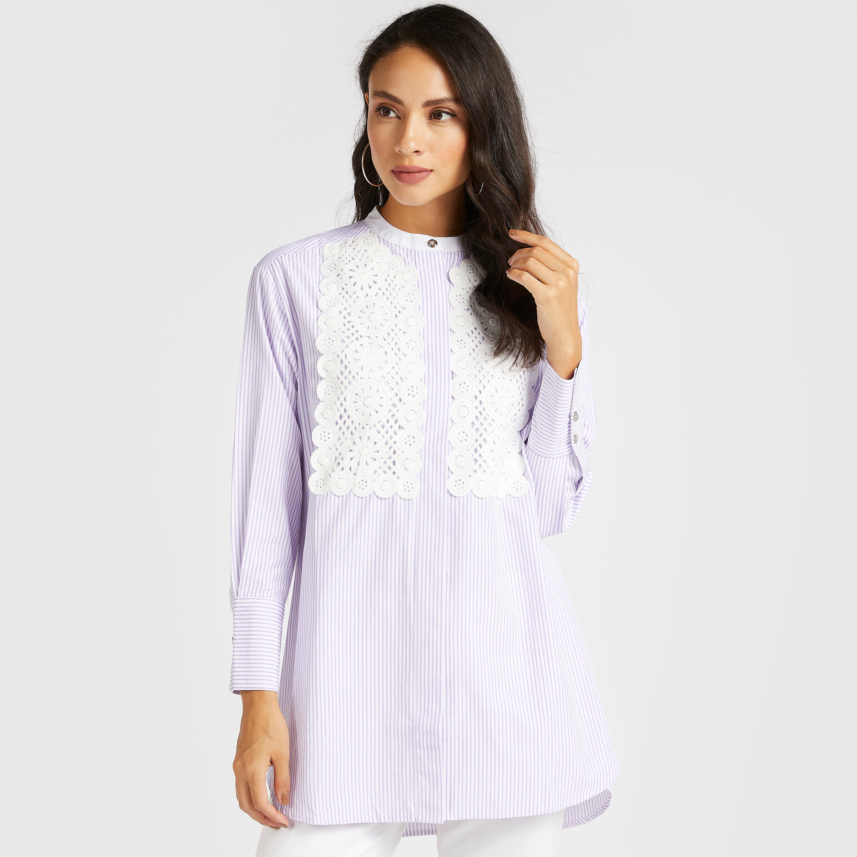 تونيك مقلّم بزخارف دانتيل وياقة ماندارين من آيكونيك-women-clothing-shirtsandblouses-blouses-image-4