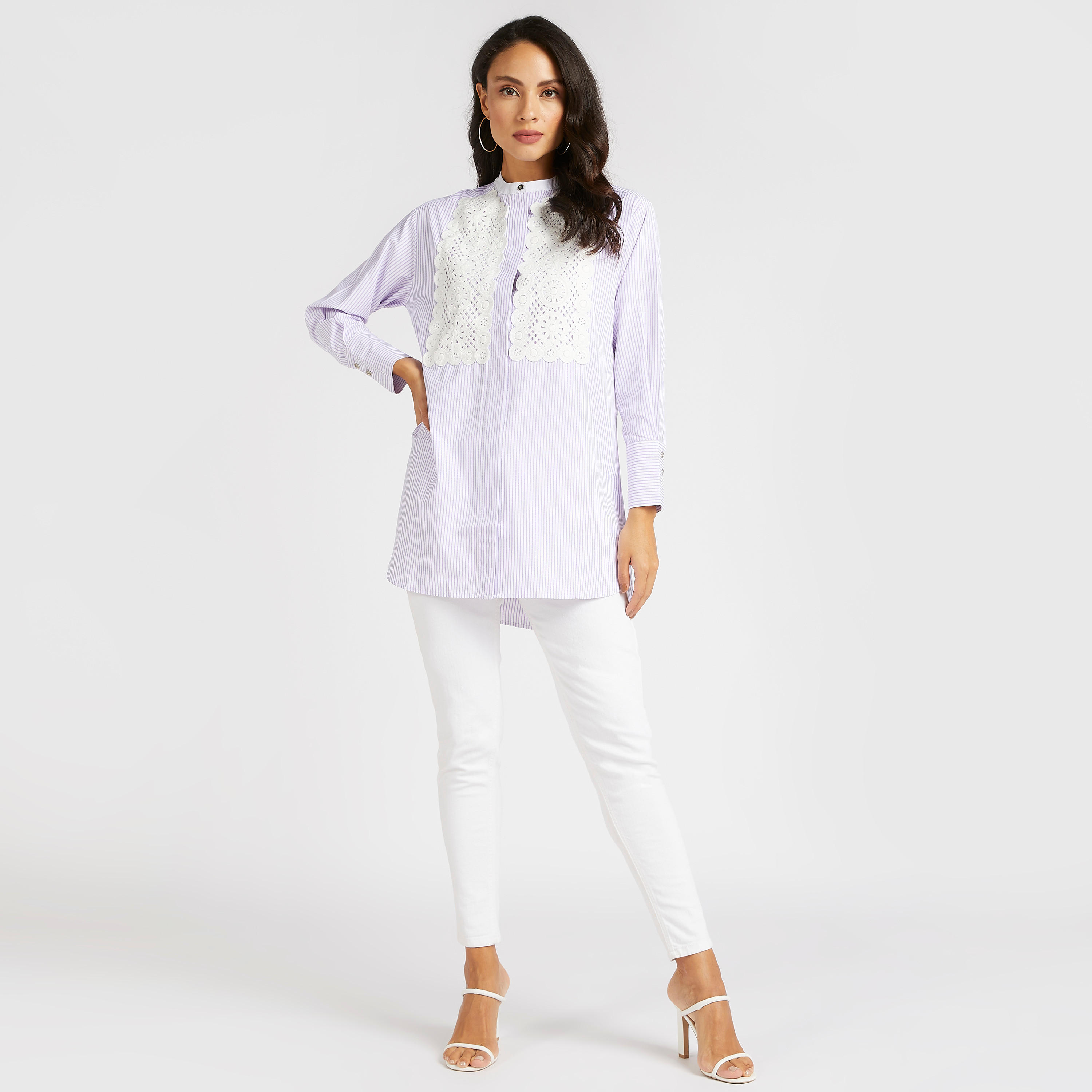تونيك مقلّم بزخارف دانتيل وياقة ماندارين من آيكونيك-women-clothing-shirtsandblouses-blouses-image-3