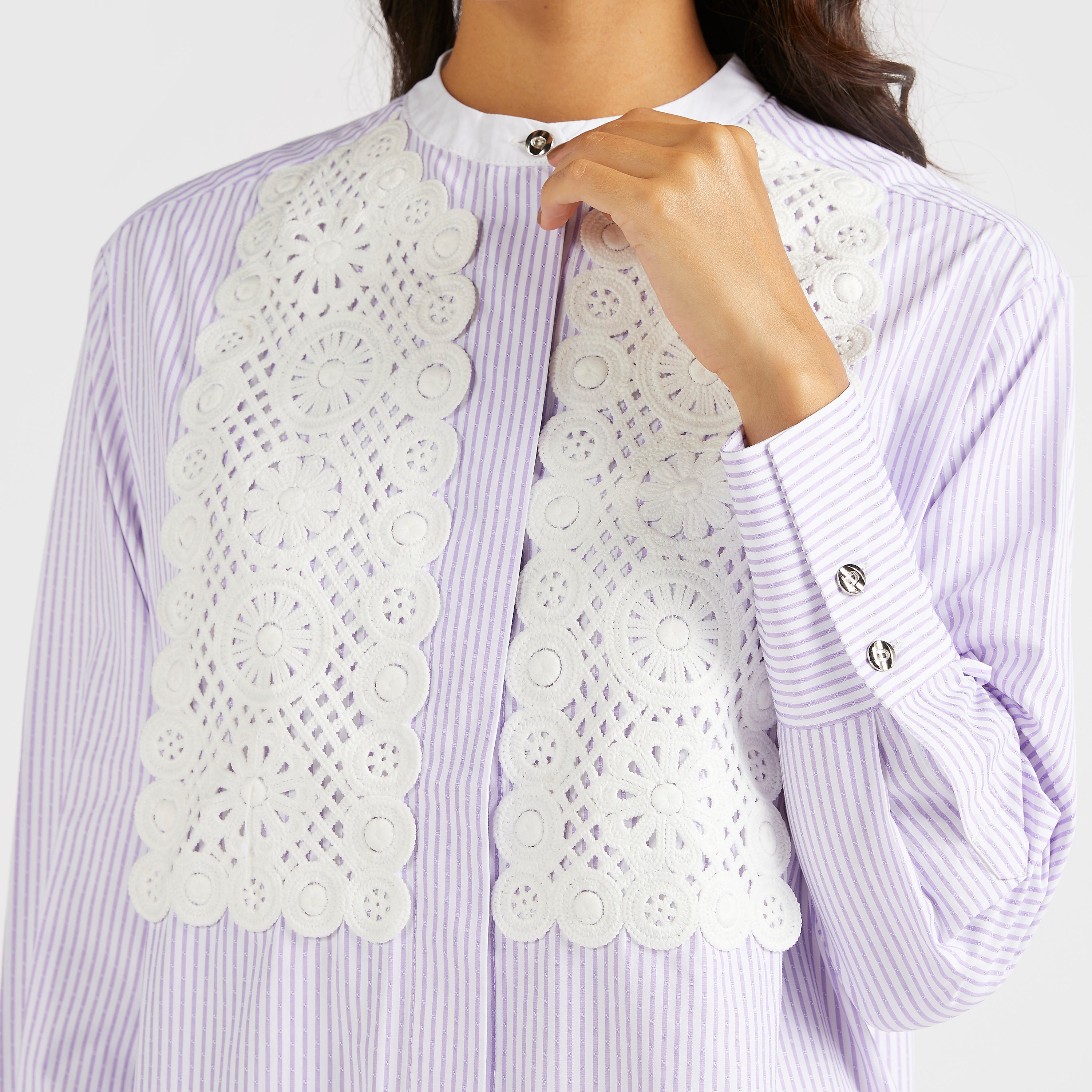 تونيك مقلّم بزخارف دانتيل وياقة ماندارين من آيكونيك-women-clothing-shirtsandblouses-blouses-image-2