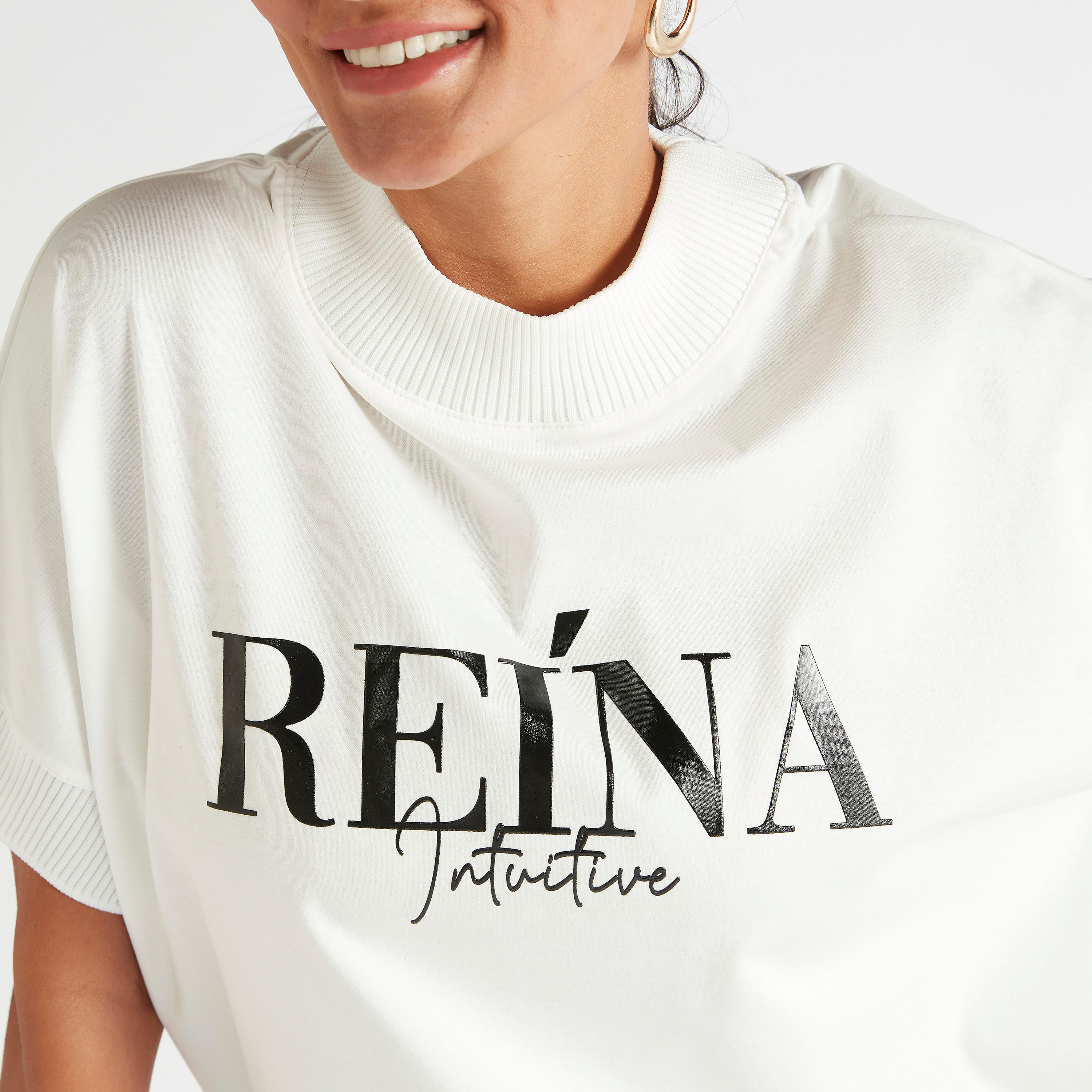 تيشيرت بياقة ضيّقة وأكمام قصيرة وطبعات من آيكونيك-women-clothing-tshirts-image-3