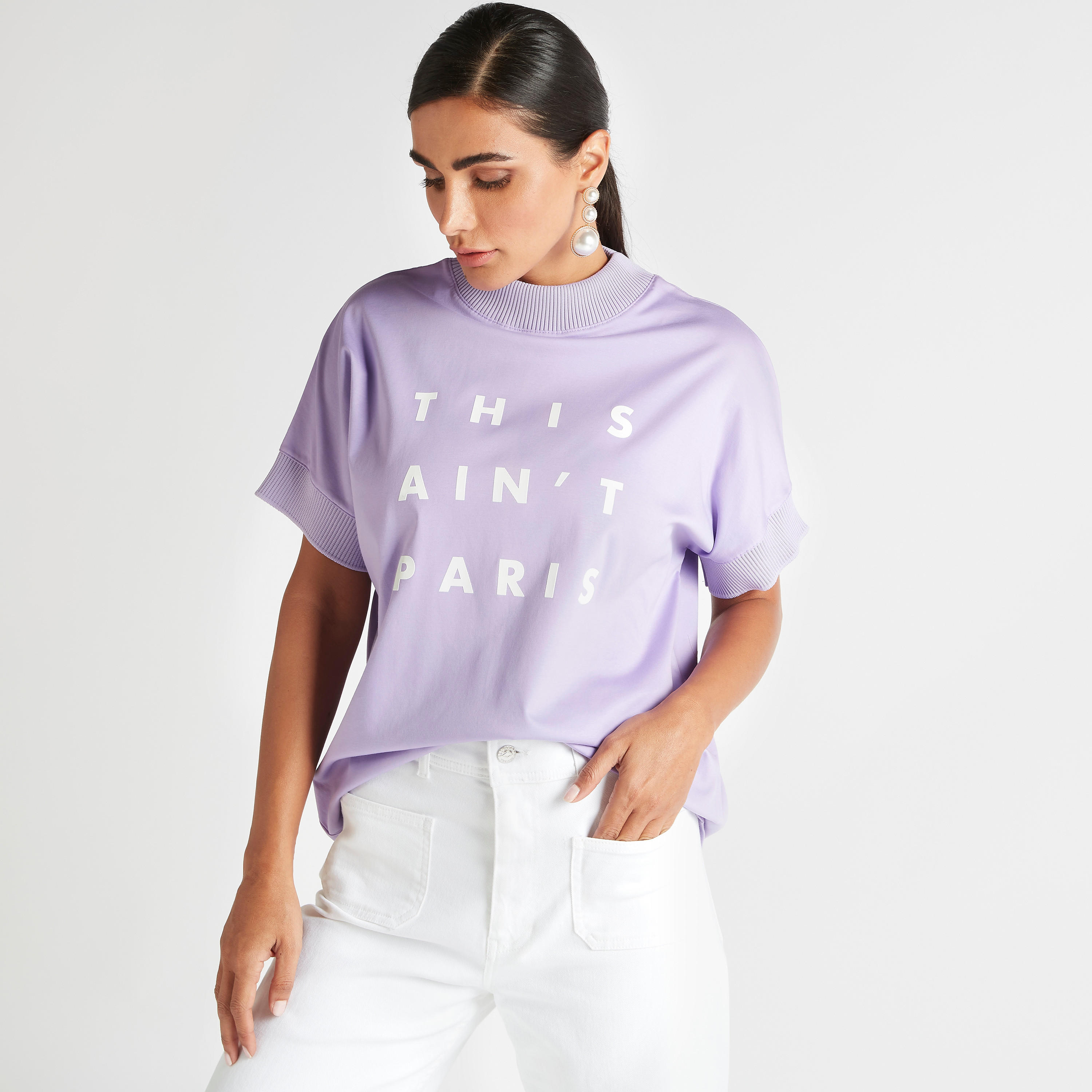 تيشيرت بياقة ضيّقة وأكمام قصيرة وطبعات نصية من آيكونيك-women-clothing-tshirts-image-1