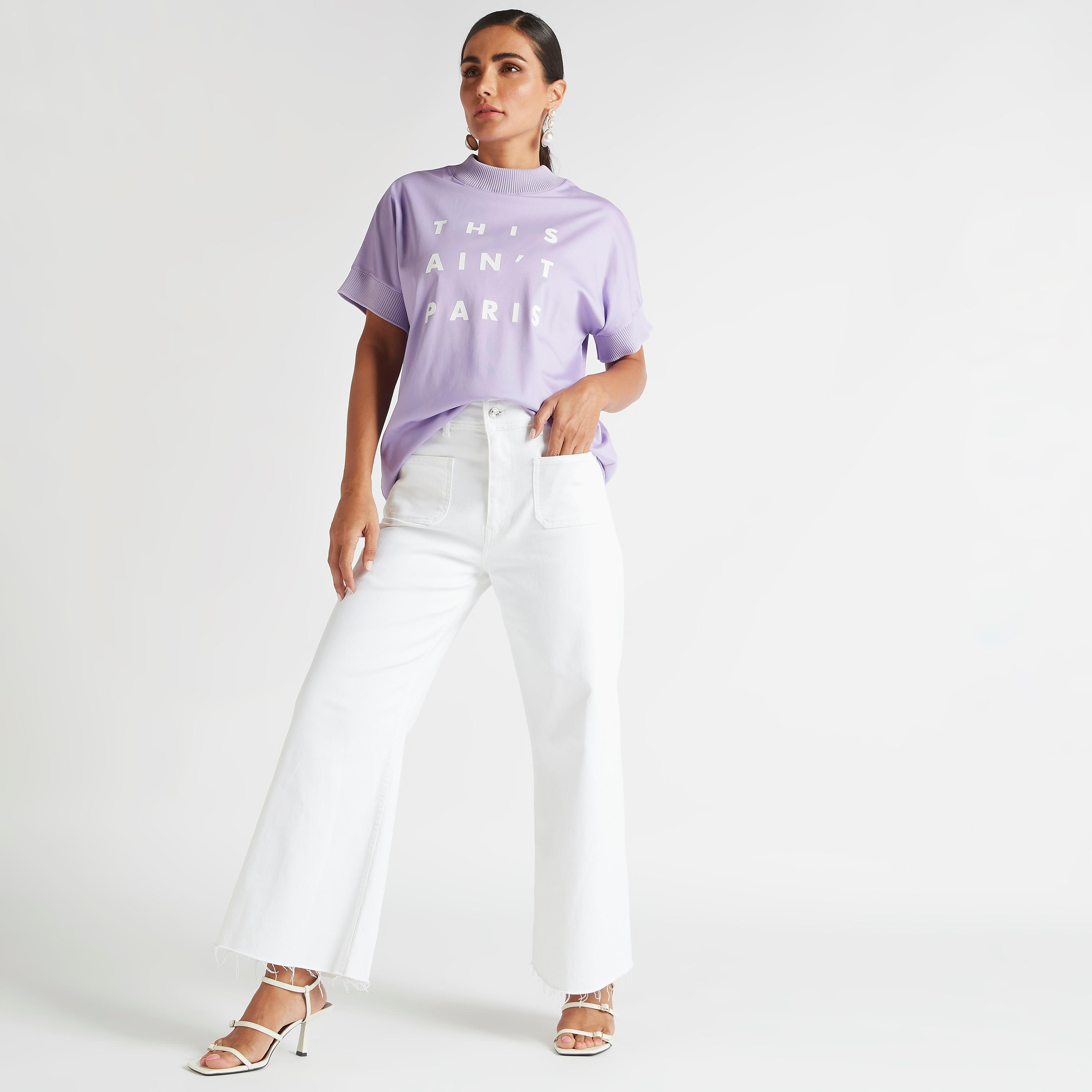 تيشيرت بياقة ضيّقة وأكمام قصيرة وطبعات نصية من آيكونيك-women-clothing-tshirts-image-2