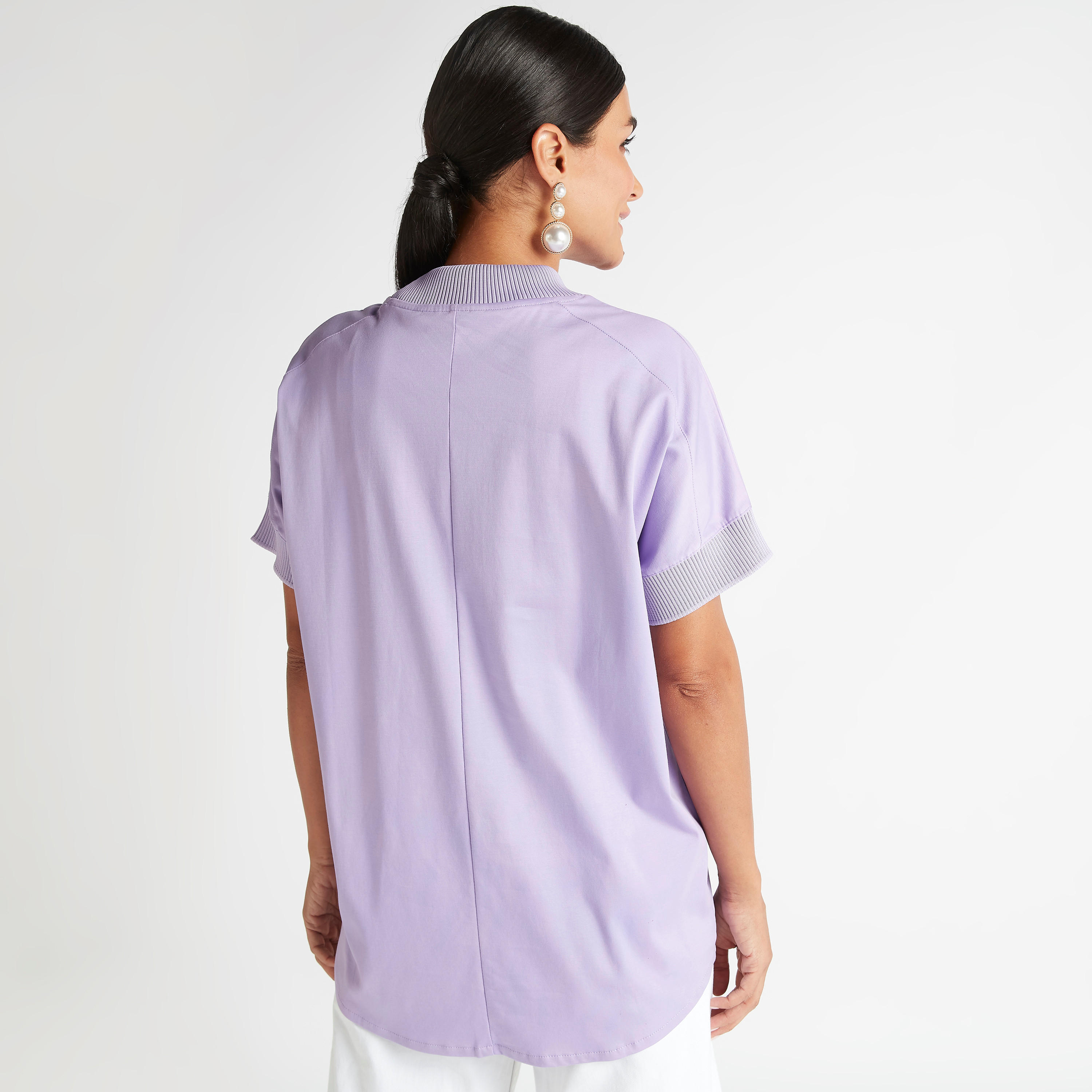 تيشيرت بياقة ضيّقة وأكمام قصيرة وطبعات نصية من آيكونيك-women-clothing-tshirts-image-4