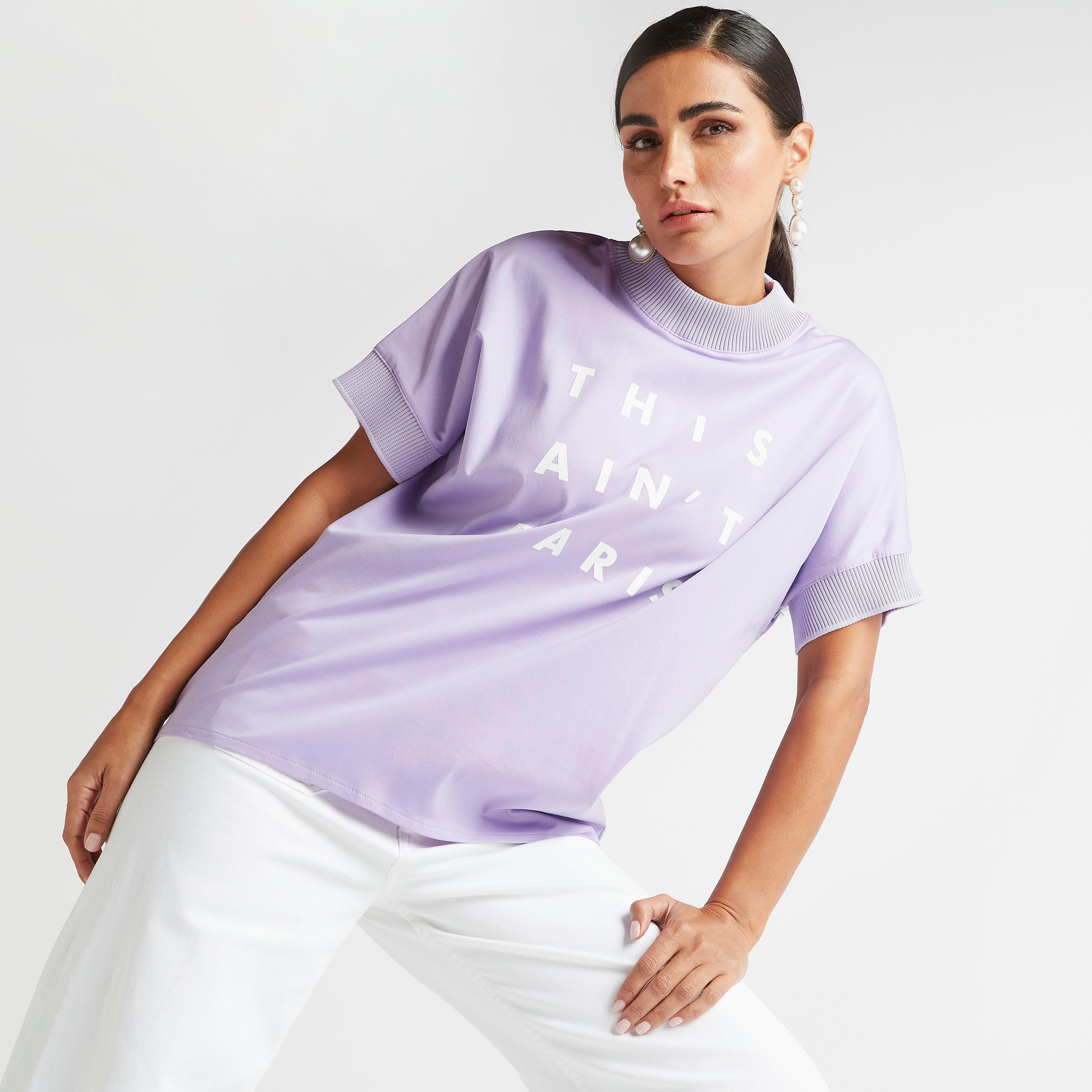 تيشيرت بياقة ضيّقة وأكمام قصيرة وطبعات نصية من آيكونيك-women-clothing-tshirts-image-5
