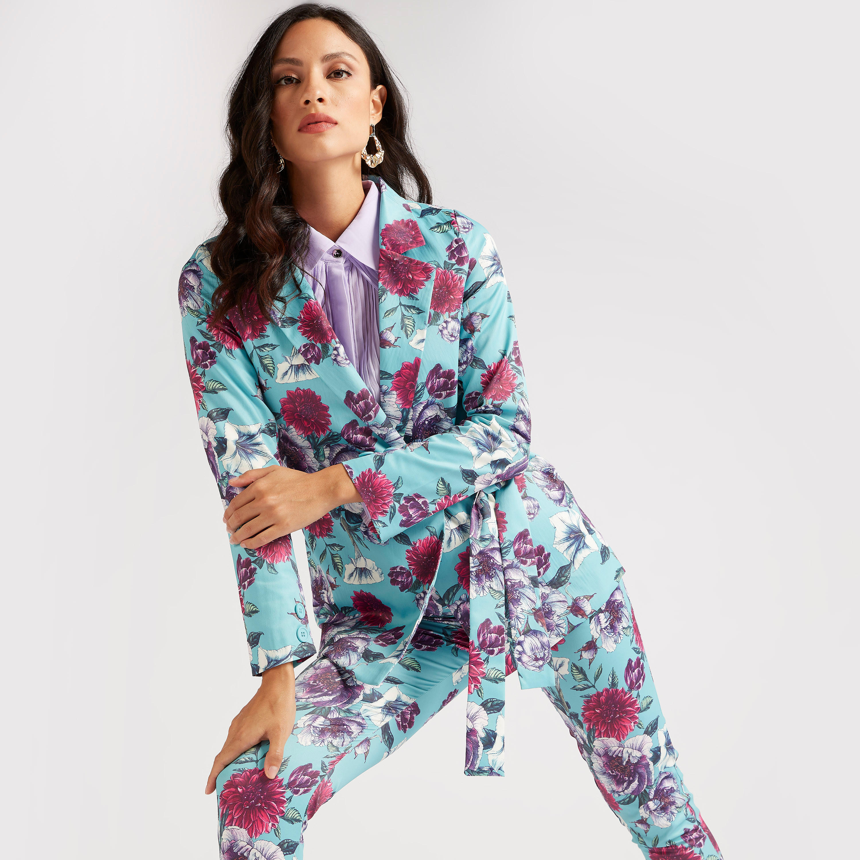 جاكيت بليزر بطبعات أزهار وياقة مطويّة وأربطة من آيكونيك-women-clothing-coatsandjackets-blazers-image-1