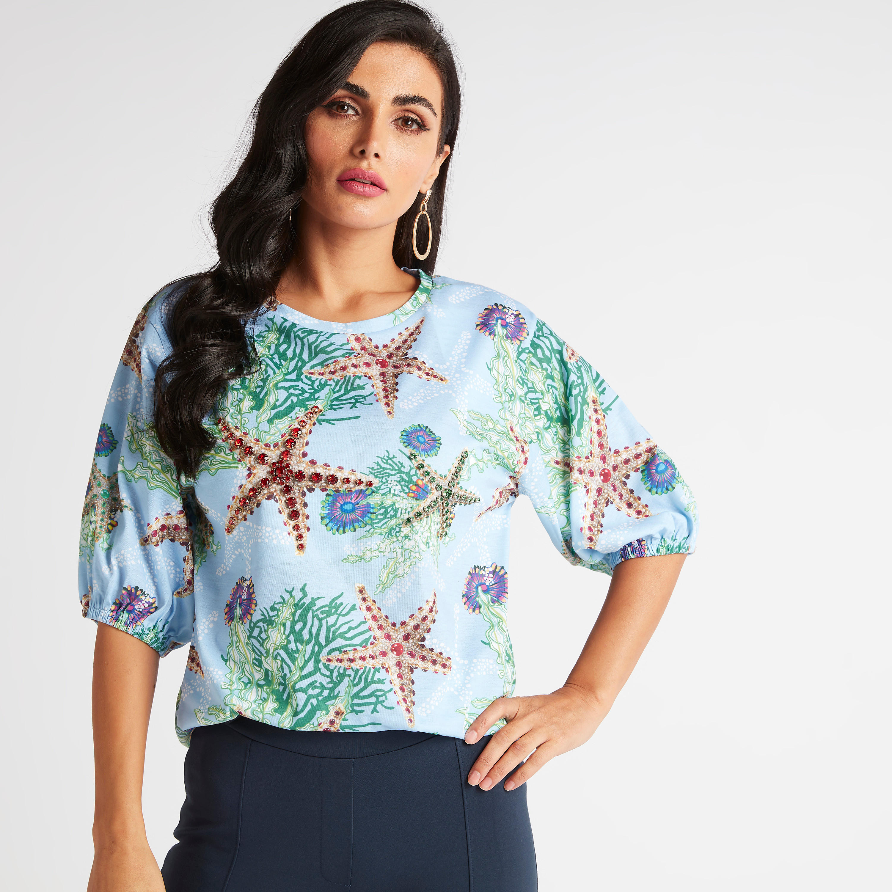 بلوزة بياقة مستديرة وأكمام قصيرة وطبعات نجمة البحر من آيكونيك-women-clothing-shirtsandblouses-blouses-image-1