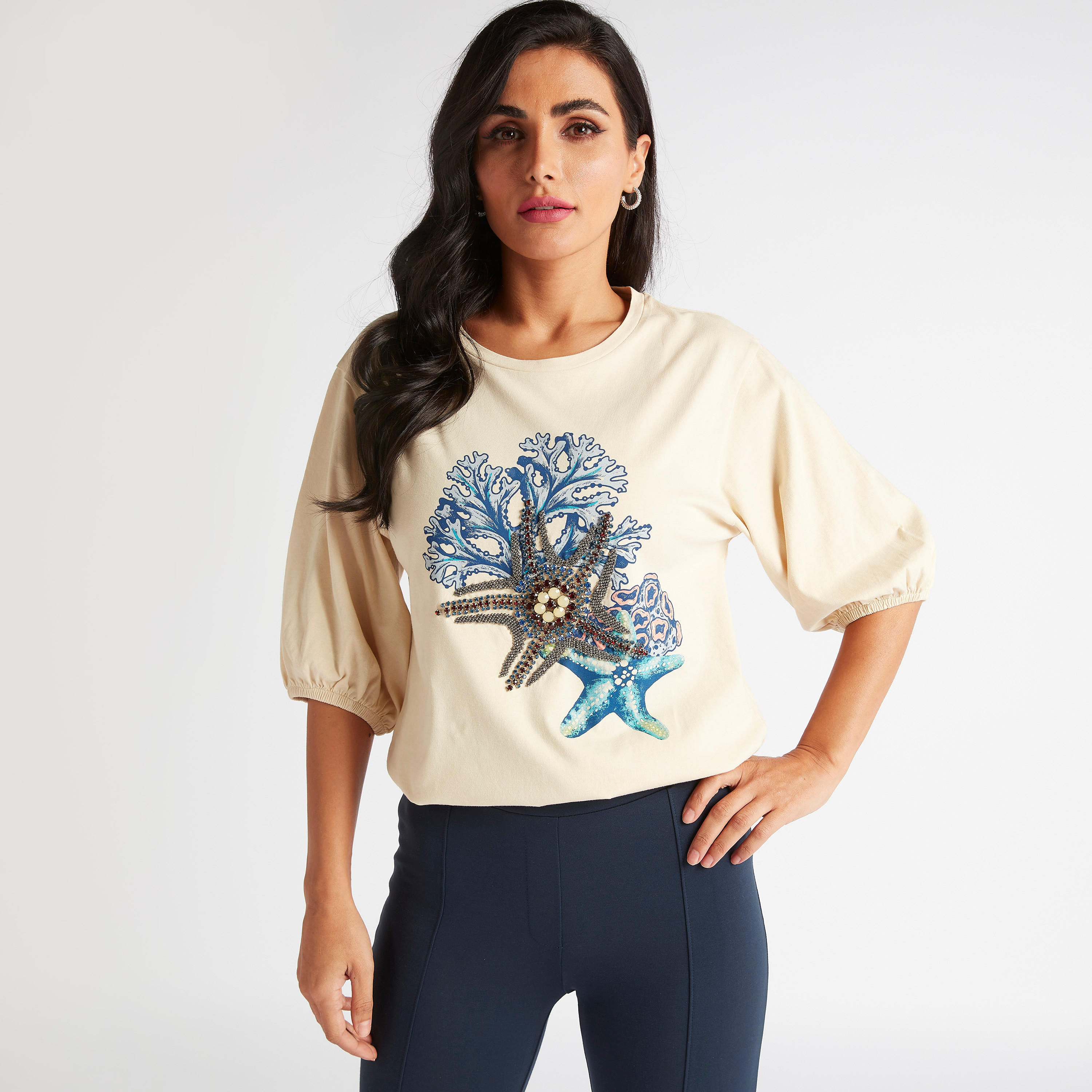 تيشيرت مزيّن بياقة مستديرة وأكمام منفوخة وطبعات من آيكونيك-women-clothing-tshirts-image-1