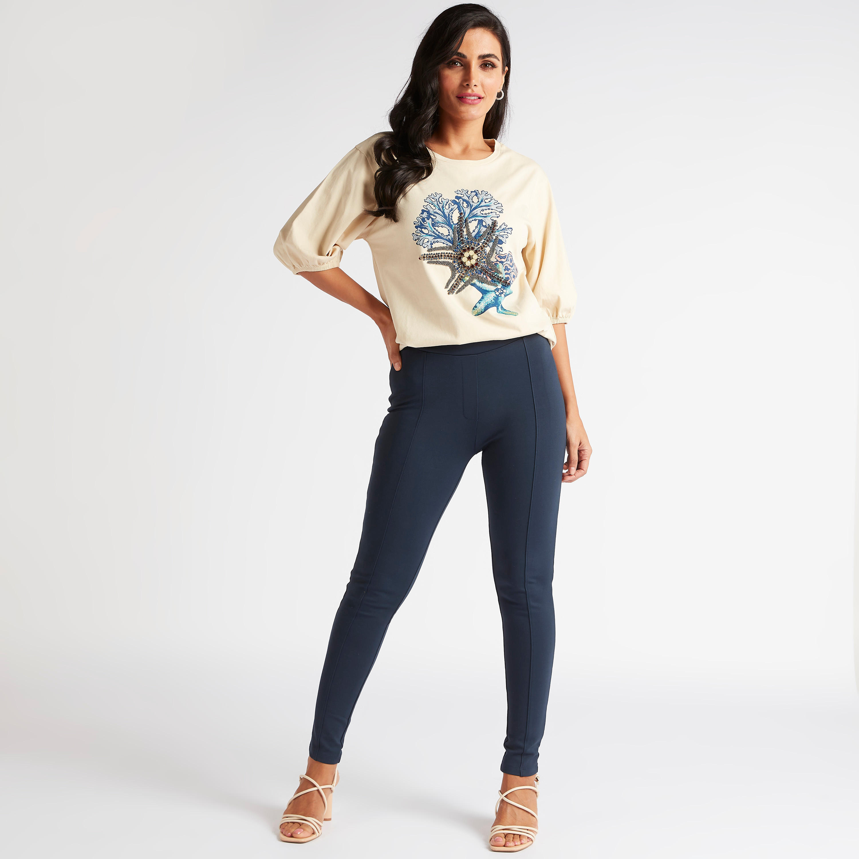 تيشيرت مزيّن بياقة مستديرة وأكمام منفوخة وطبعات من آيكونيك-women-clothing-tshirts-image-2