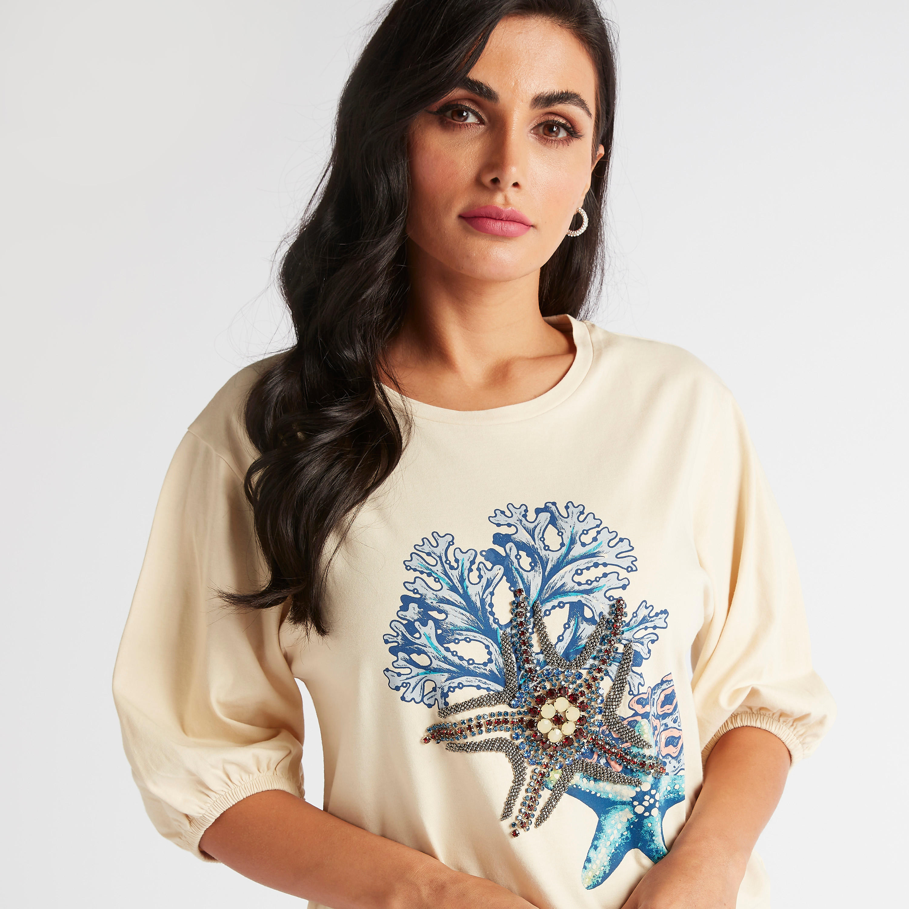 تيشيرت مزيّن بياقة مستديرة وأكمام منفوخة وطبعات من آيكونيك-women-clothing-tshirts-image-5