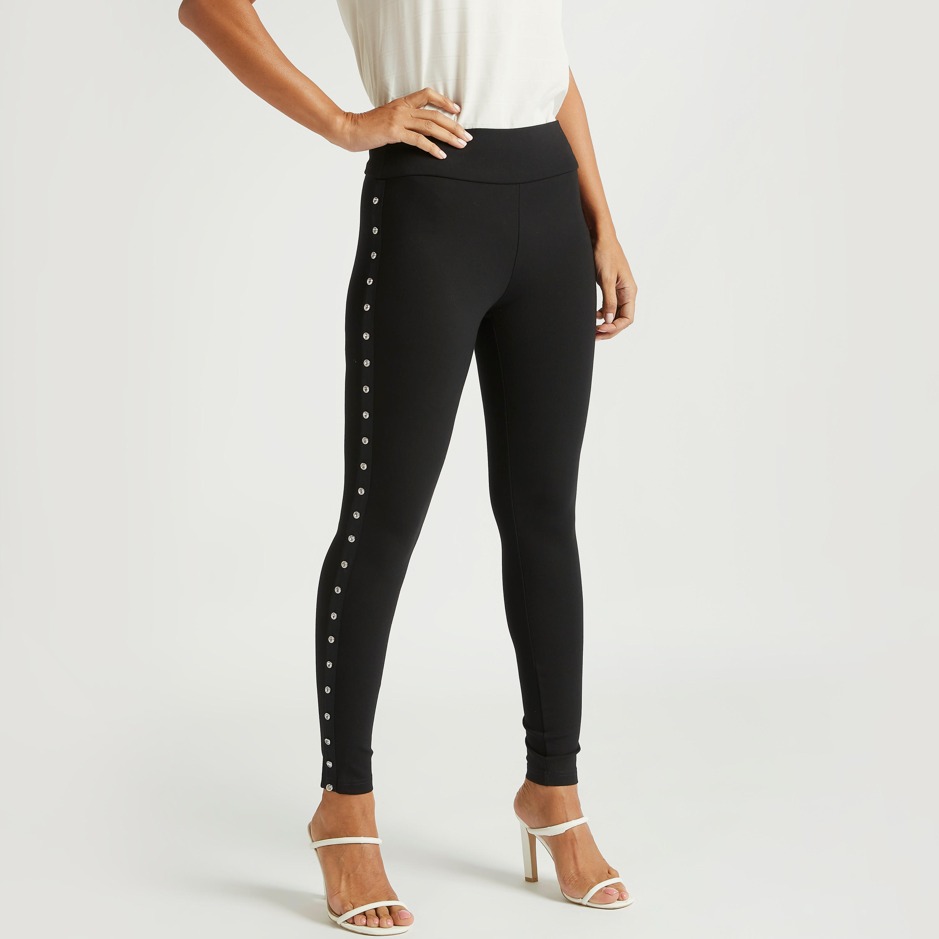 بنطلون ليقنز بخصر مرتفع وقصّة سليم وتفاصيل زر من آيكونيك-women-clothing-bottoms-leggings-image-1