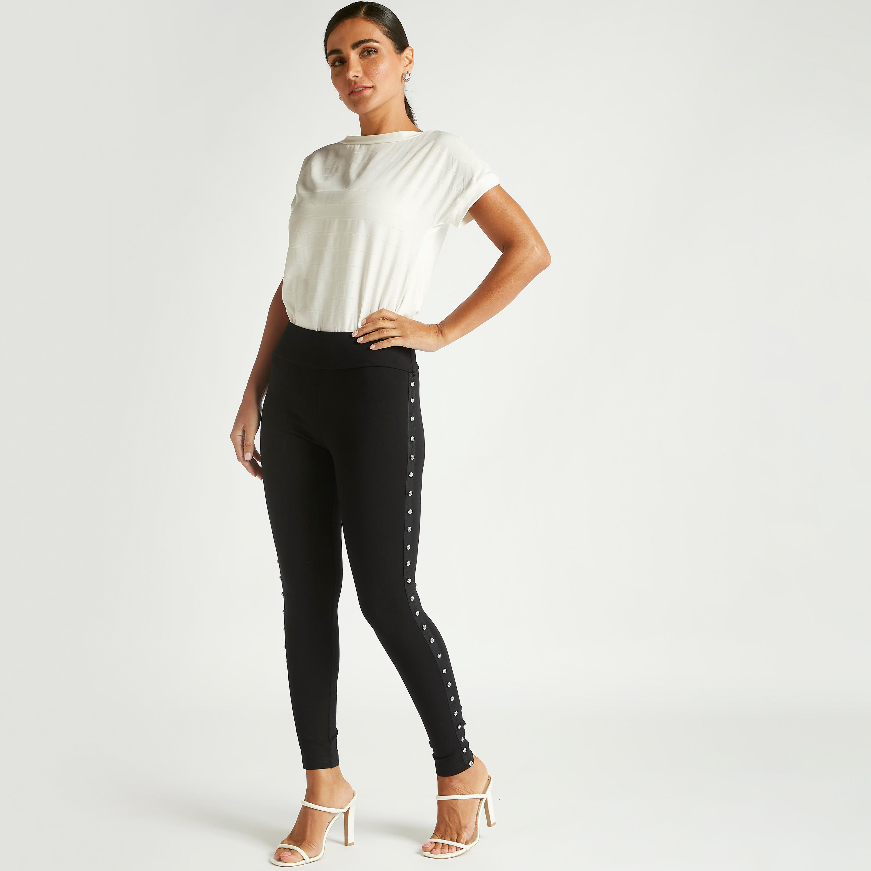 بنطلون ليقنز بخصر مرتفع وقصّة سليم وتفاصيل زر من آيكونيك-women-clothing-bottoms-leggings-image-2