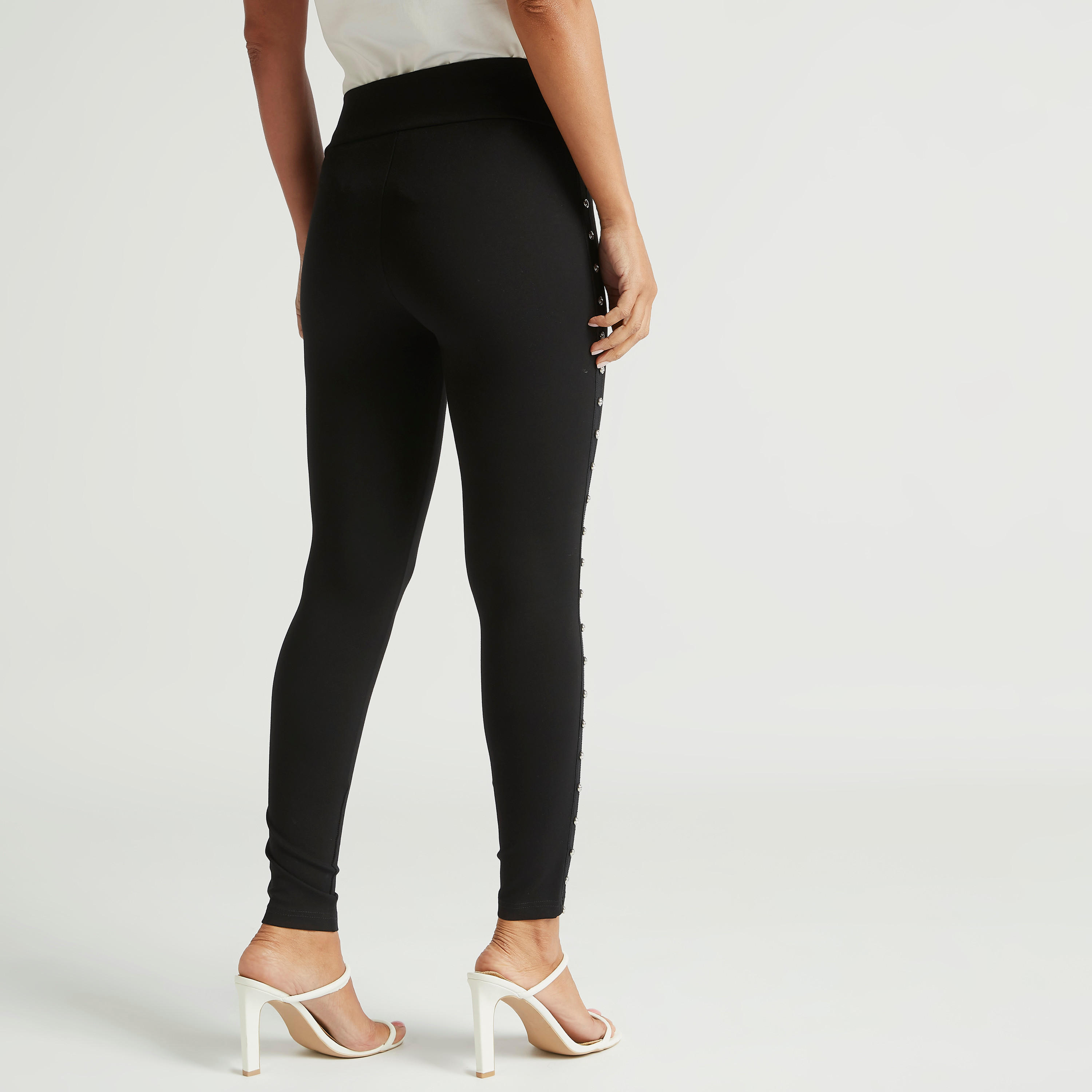 بنطلون ليقنز بخصر مرتفع وقصّة سليم وتفاصيل زر من آيكونيك-women-clothing-bottoms-leggings-image-4