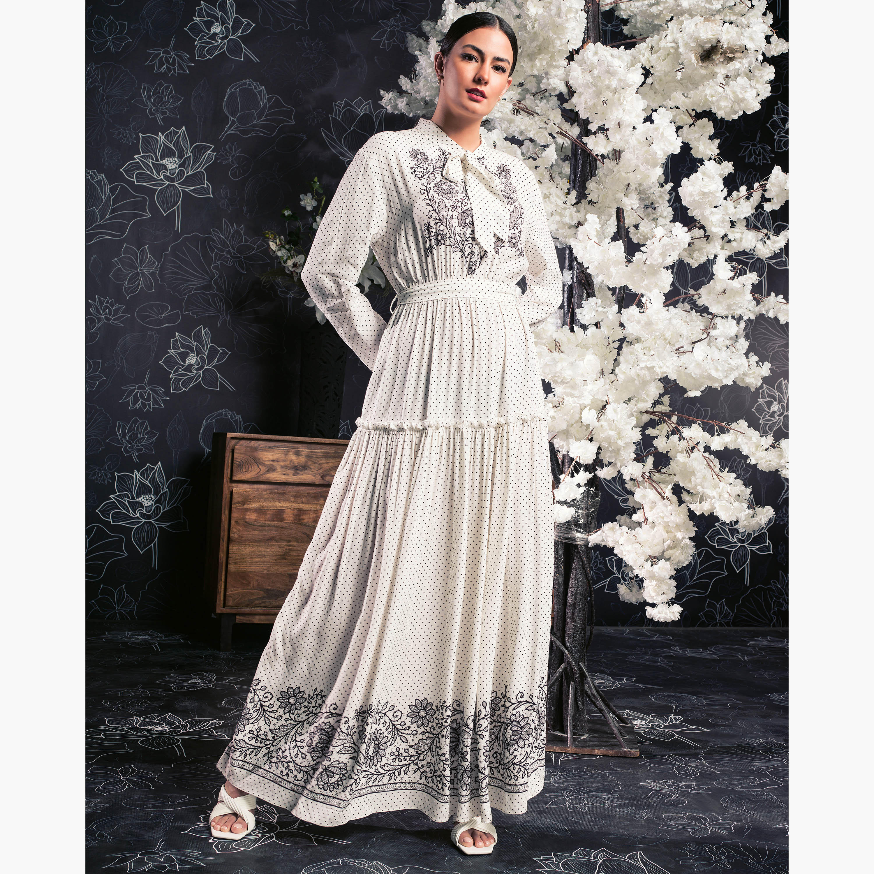 فستان طويل بتطريز زهري وطبعات من آيكونيك-women-clothing-dresses-image-1