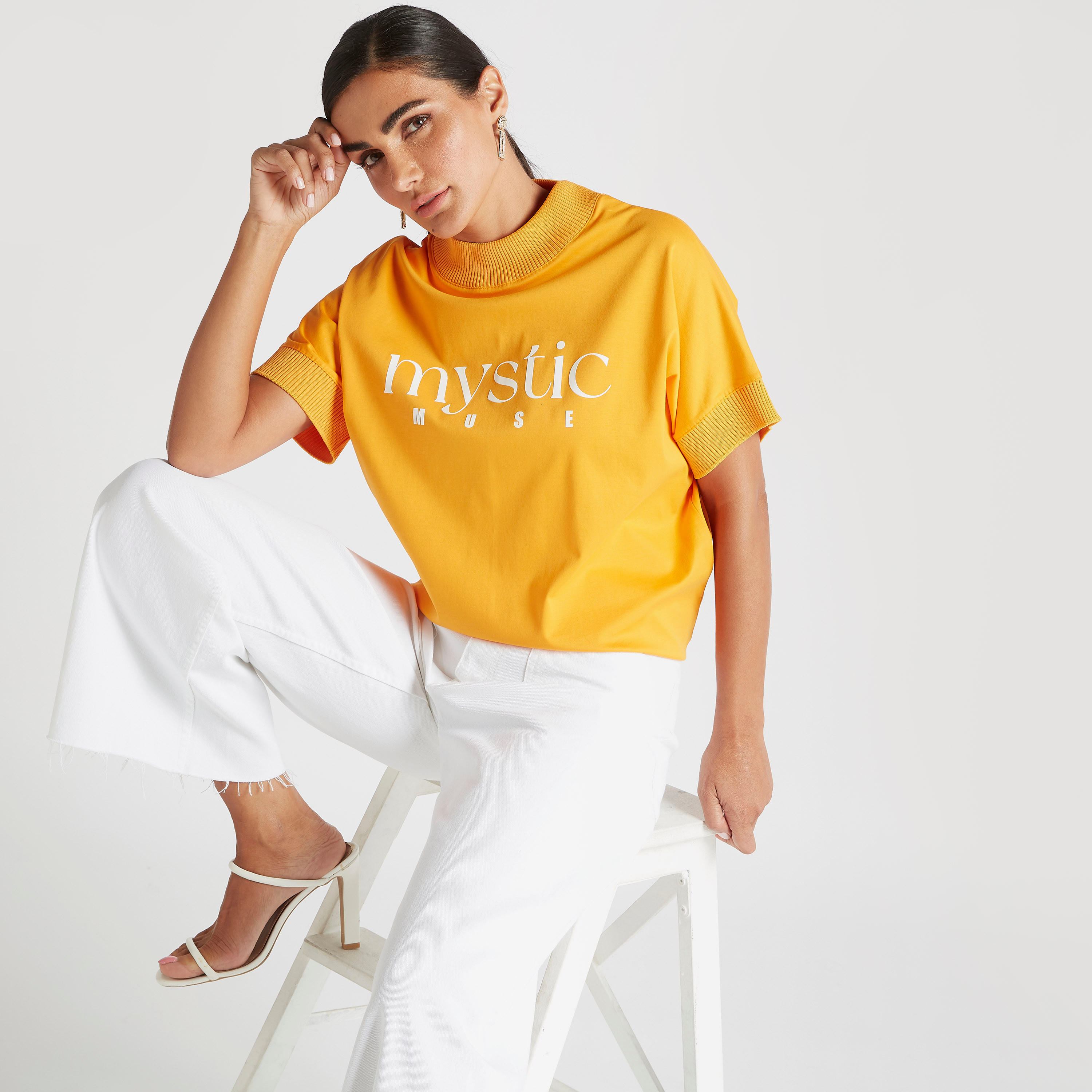 تيشيرت بياقة ضيّقة وأكمام قصيرة وطبعات نصية من آيكونيك-women-clothing-tshirts-image-7