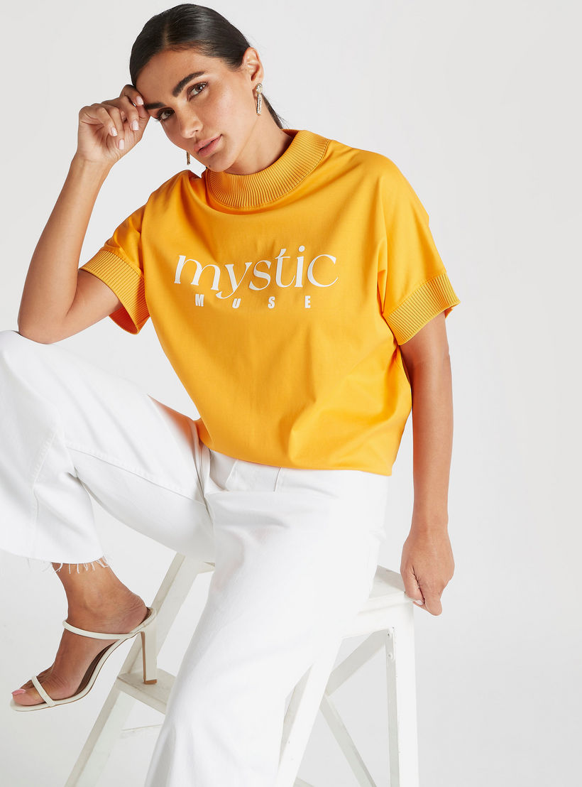 تيشيرت بياقة ضيّقة وأكمام قصيرة وطبعات نصية من آيكونيك-women-clothing-tshirts-image-7