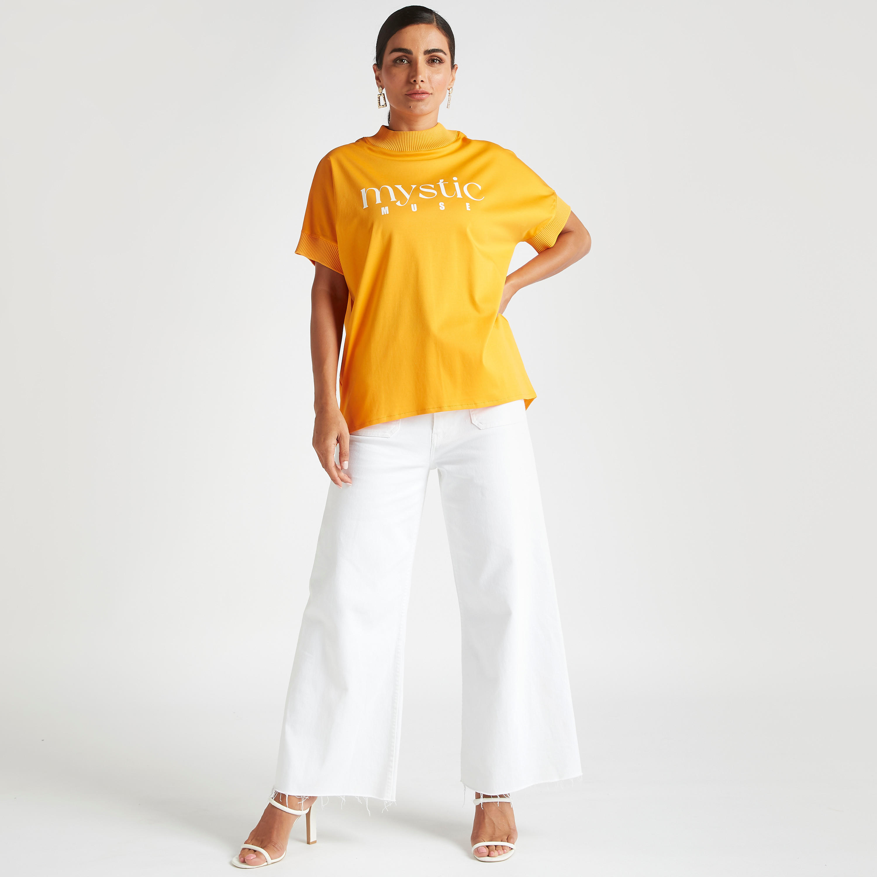 تيشيرت بياقة ضيّقة وأكمام قصيرة وطبعات نصية من آيكونيك-women-clothing-tshirts-image-6