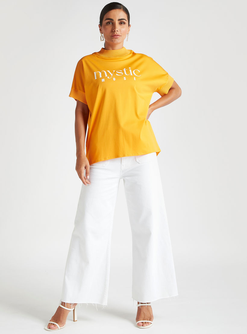 تيشيرت بياقة ضيّقة وأكمام قصيرة وطبعات نصية من آيكونيك-women-clothing-tshirts-image-6