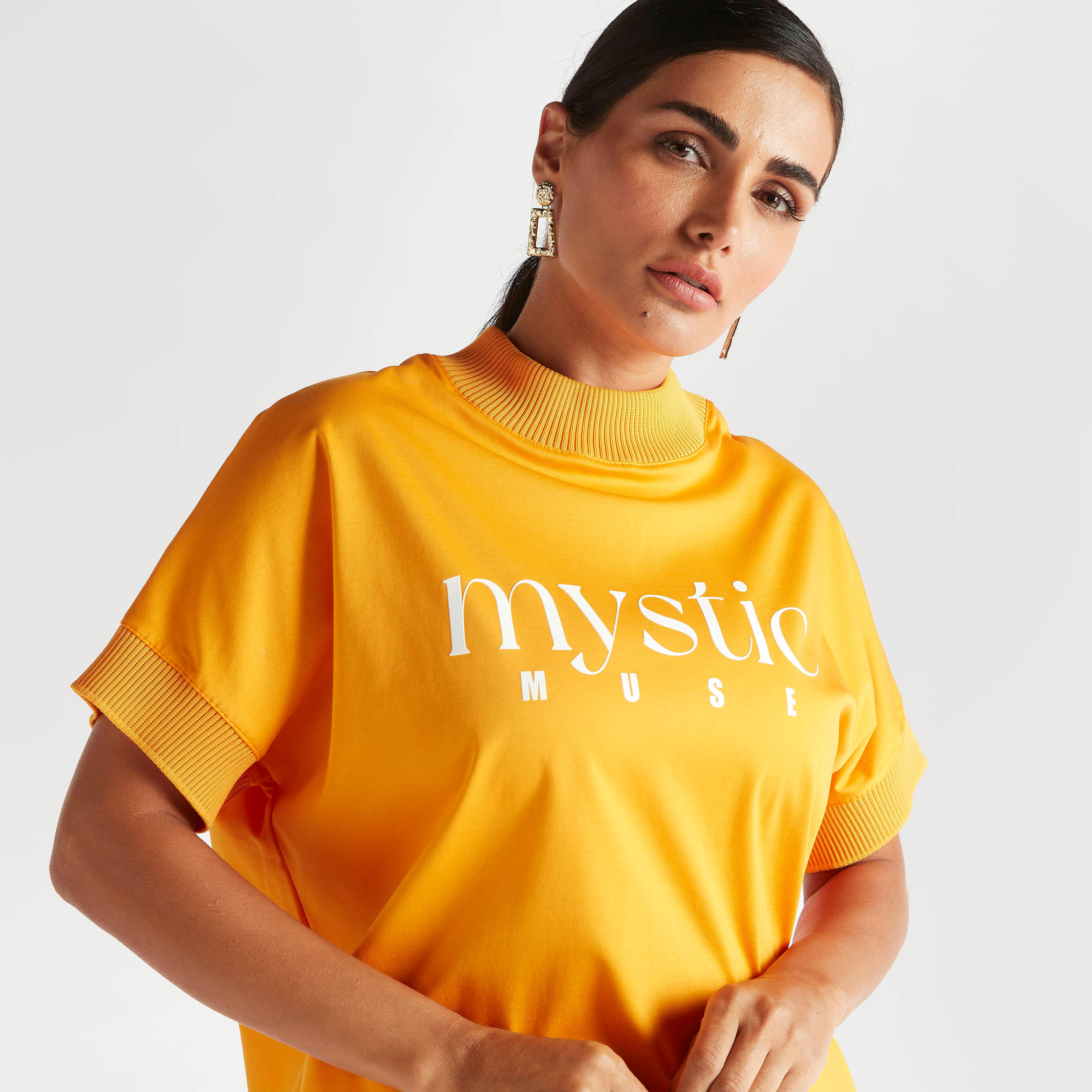 تيشيرت بياقة ضيّقة وأكمام قصيرة وطبعات نصية من آيكونيك-women-clothing-tshirts-image-5