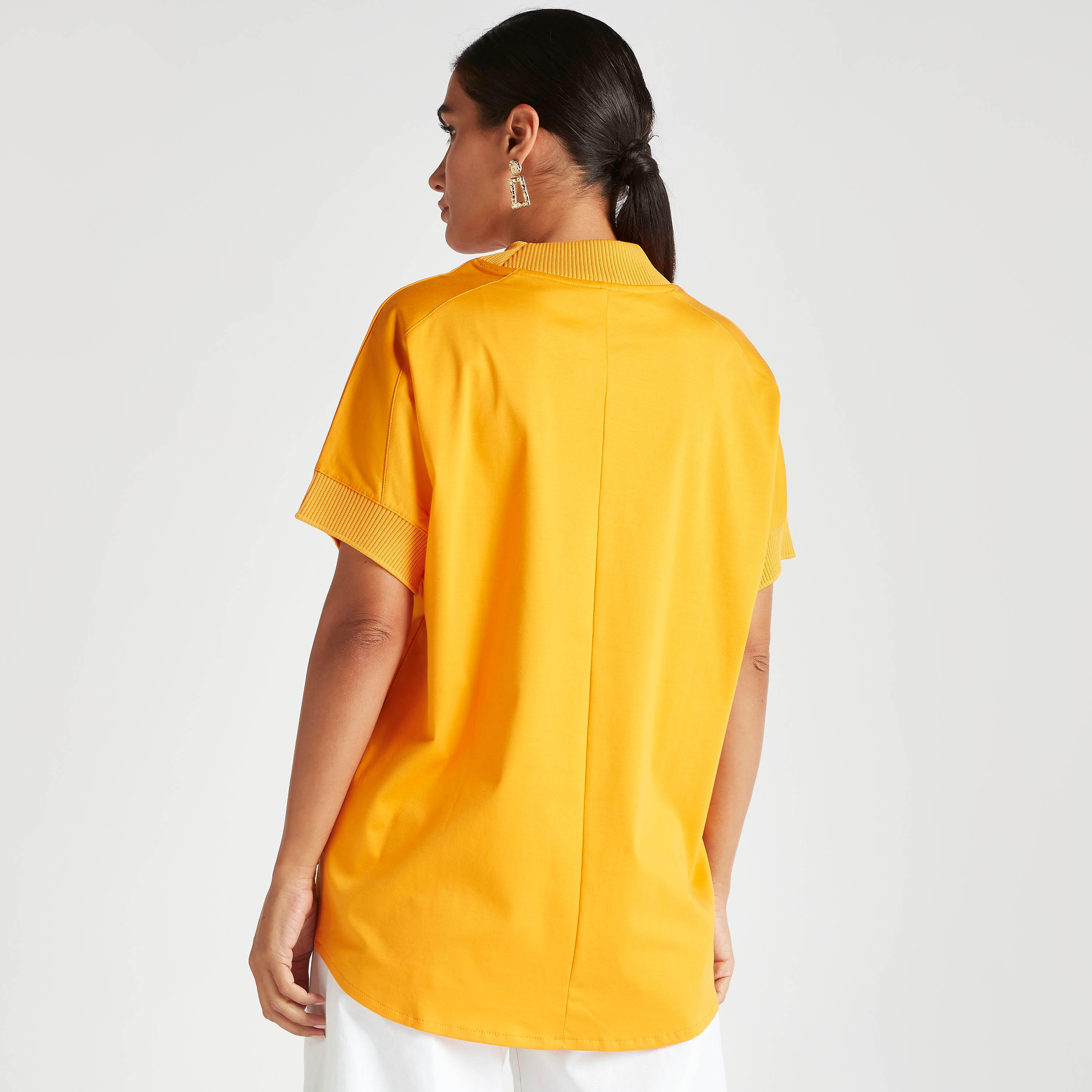 تيشيرت بياقة ضيّقة وأكمام قصيرة وطبعات نصية من آيكونيك-women-clothing-tshirts-image-4