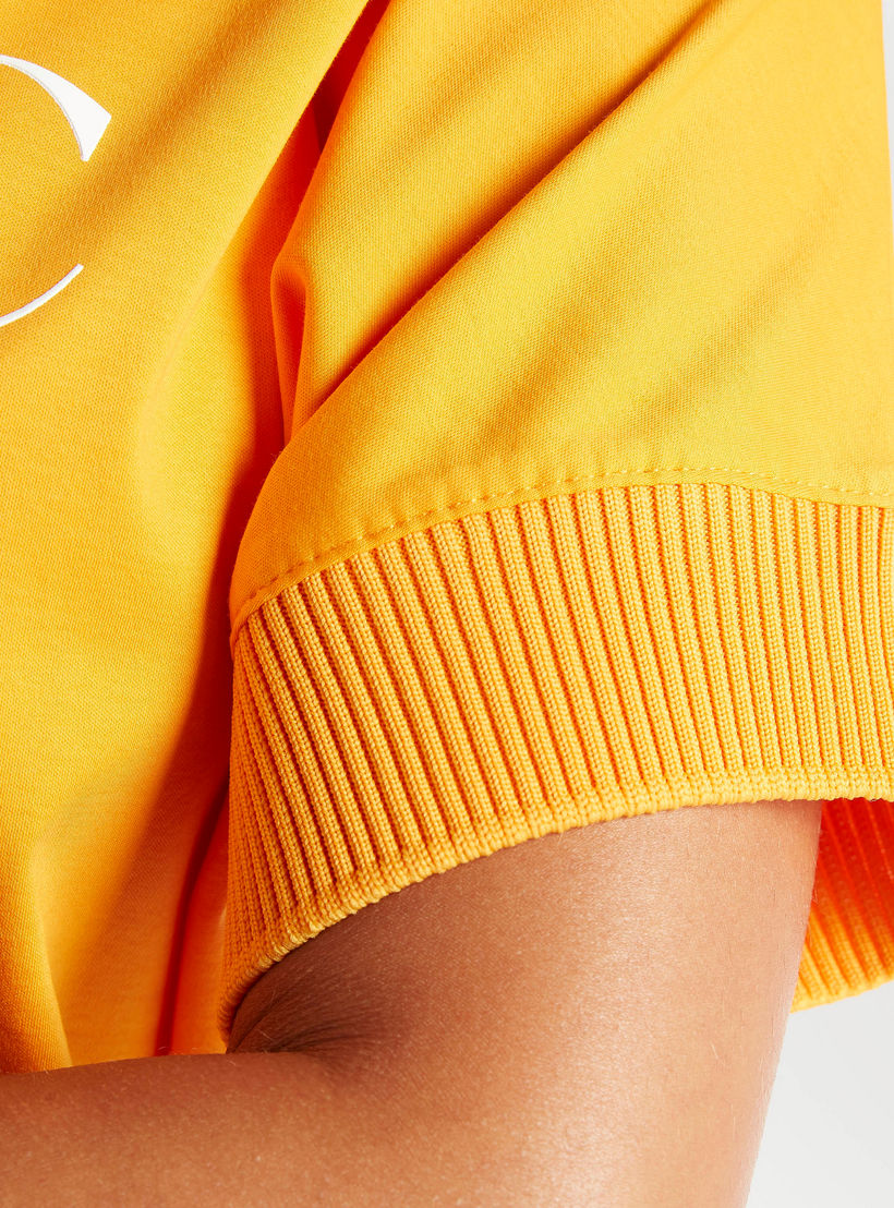 تيشيرت بياقة ضيّقة وأكمام قصيرة وطبعات نصية من آيكونيك-women-clothing-tshirts-image-3