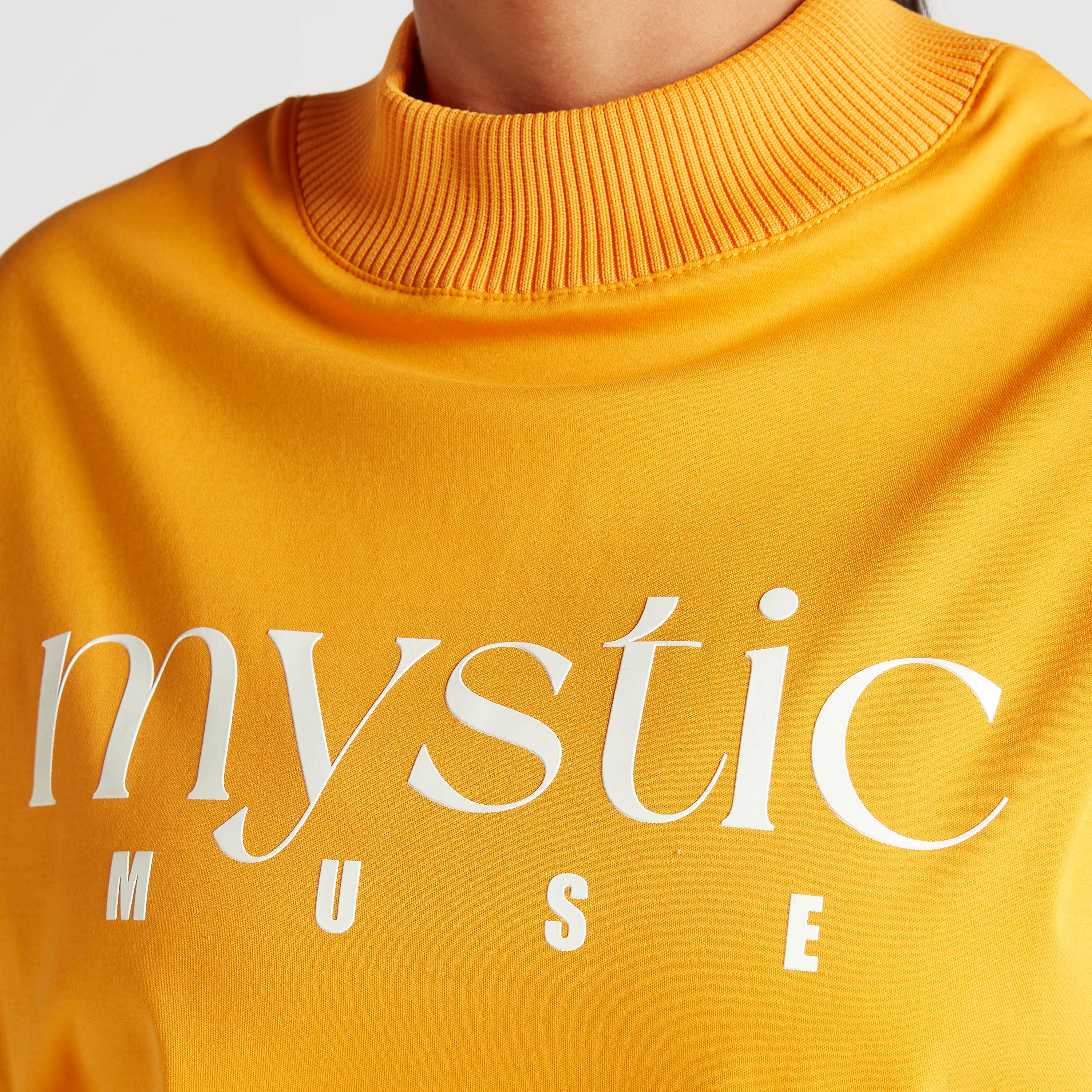 تيشيرت بياقة ضيّقة وأكمام قصيرة وطبعات نصية من آيكونيك-women-clothing-tshirts-image-1