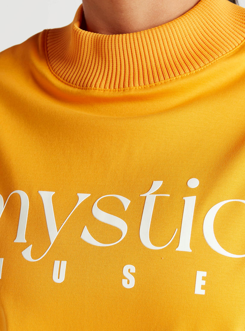 تيشيرت بياقة ضيّقة وأكمام قصيرة وطبعات نصية من آيكونيك-women-clothing-tshirts-image-1