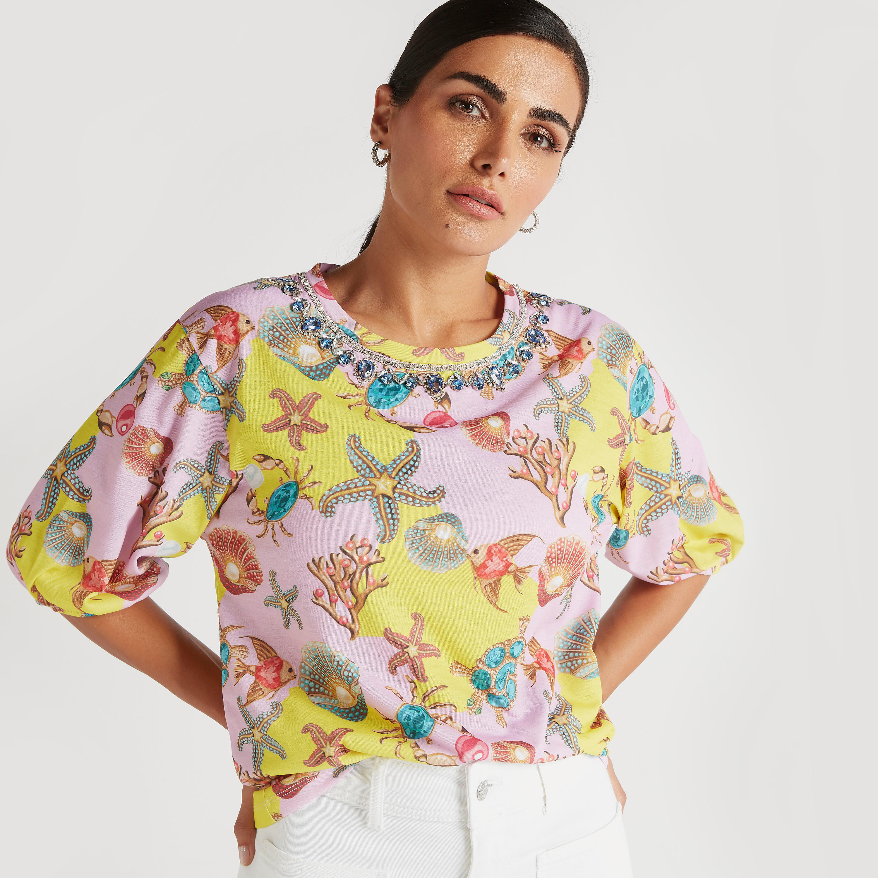 بلوزة بياقة ضيّقة وتزيينات وطبعات نجمة البحر من آيكونيك-women-clothing-shirtsandblouses-blouses-image-1
