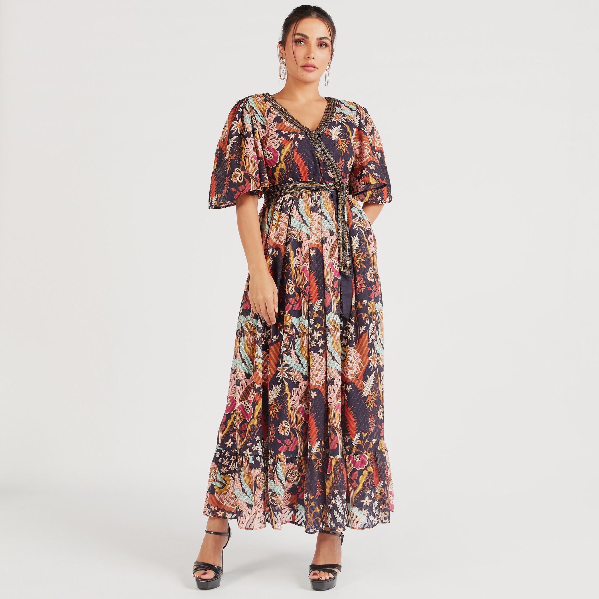 فستان طويل بياقة v وأكمام واسعة وطبعات من آيكونيك-women-clothing-dresses-image-1