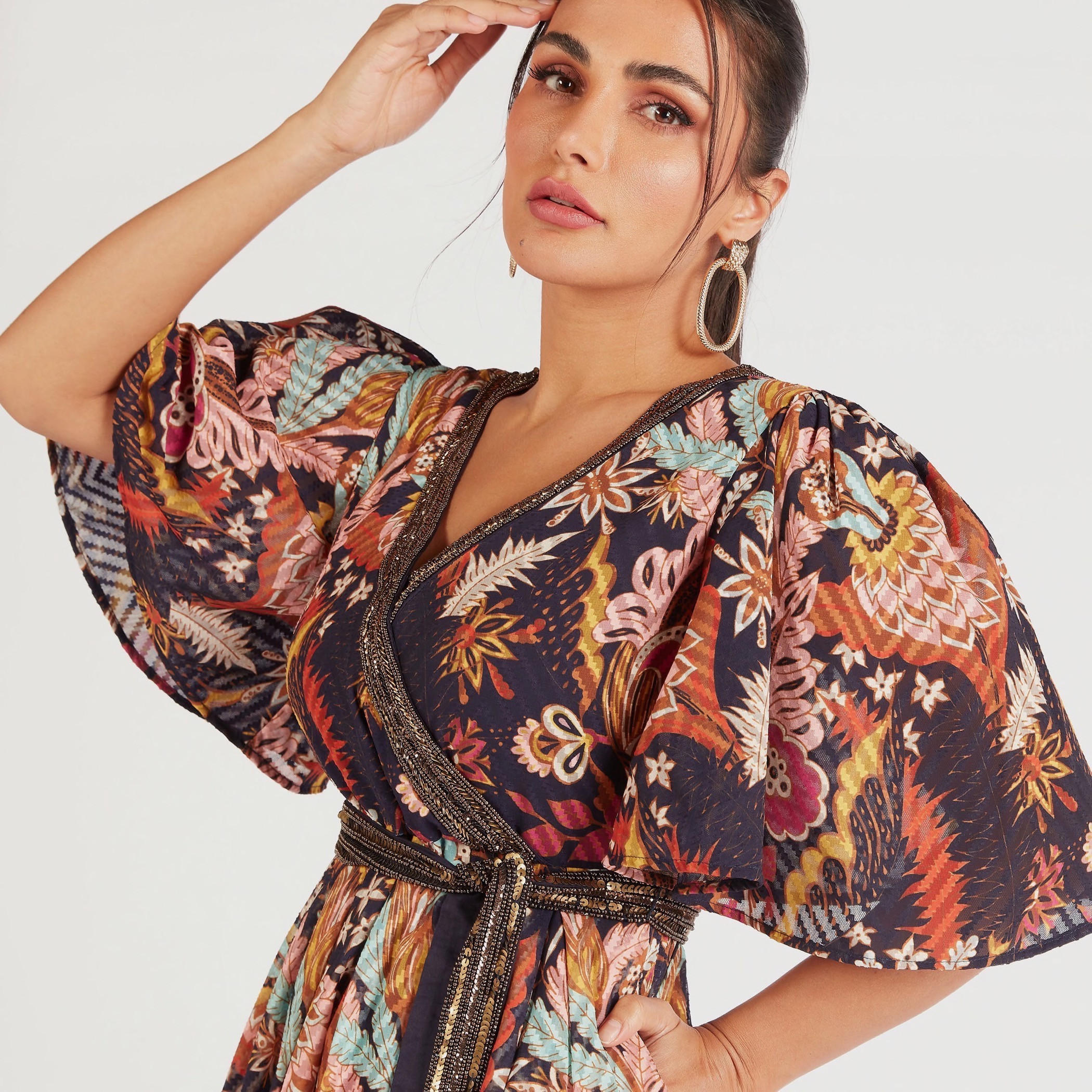 فستان طويل بياقة v وأكمام واسعة وطبعات من آيكونيك-women-clothing-dresses-image-3