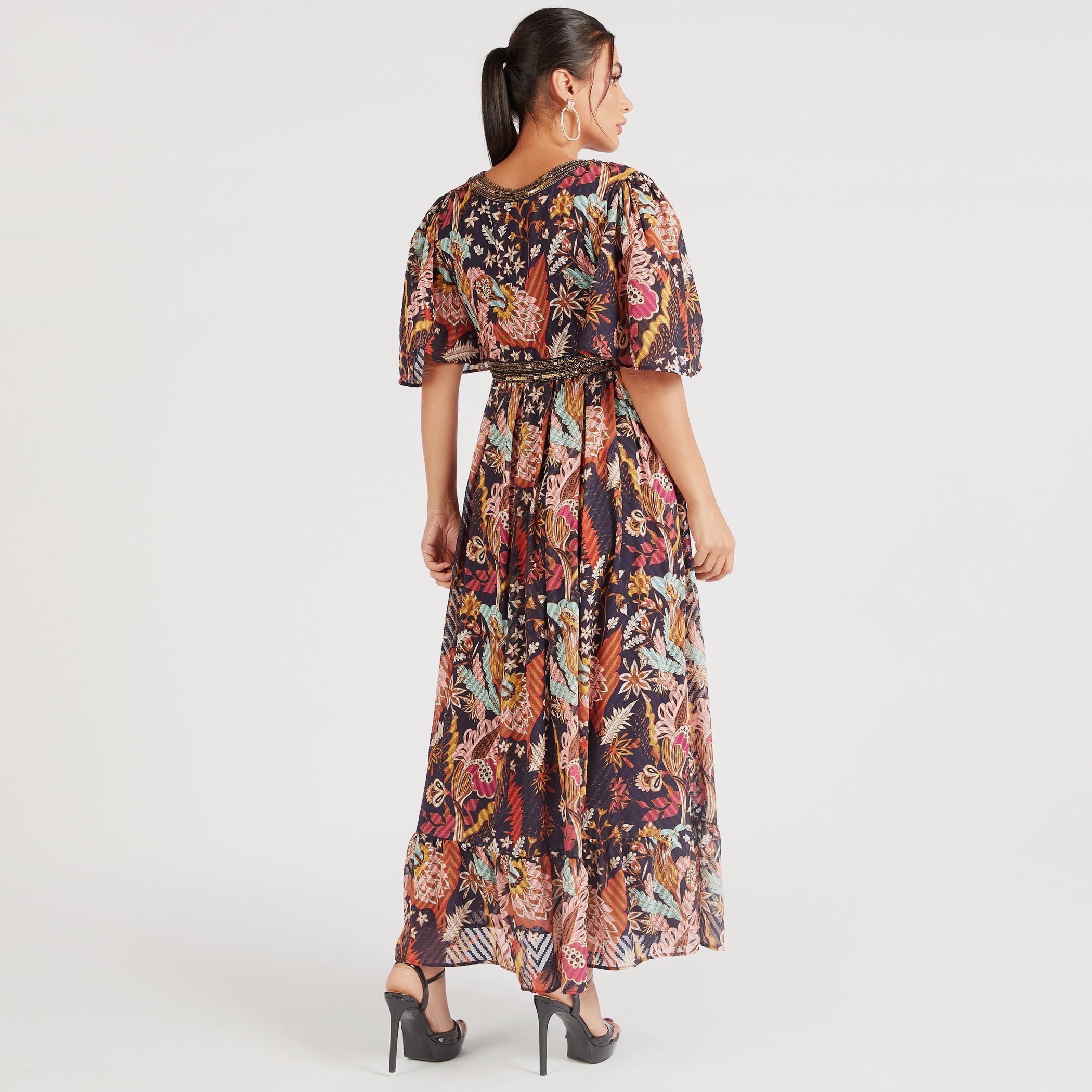 فستان طويل بياقة v وأكمام واسعة وطبعات من آيكونيك-women-clothing-dresses-image-4